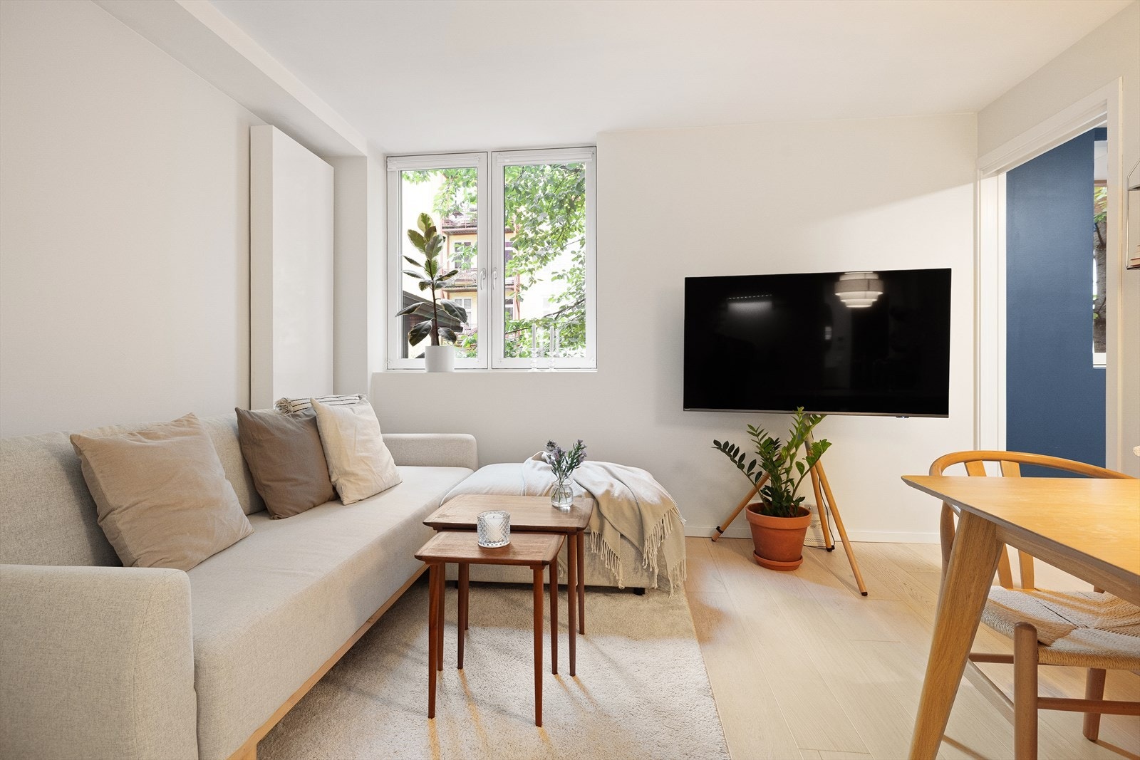 Her får du god plass til sofa, sofabord, tv og tilhørende mediemøblement. Galleribilde