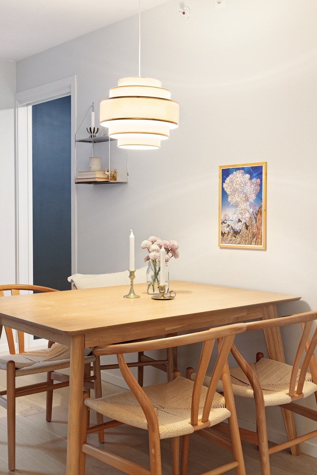 Mellom stuen og kjøkkenet har du plass til en spisegruppe hvor du kan samle familie eller venner. Galleribilde
