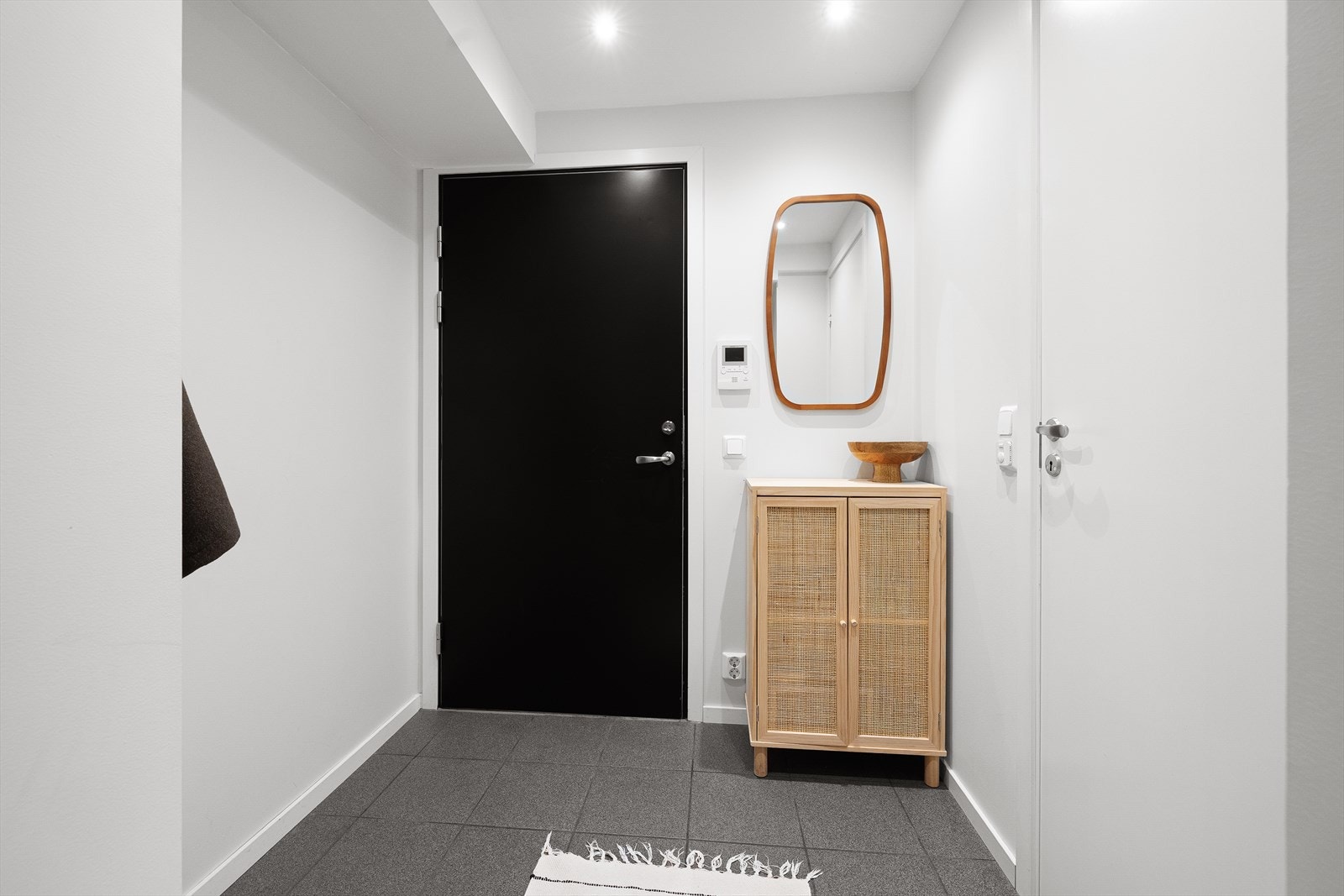 Du ønskes velkommen inn i en lys, innbydende og praktisk entré. Galleribilde
