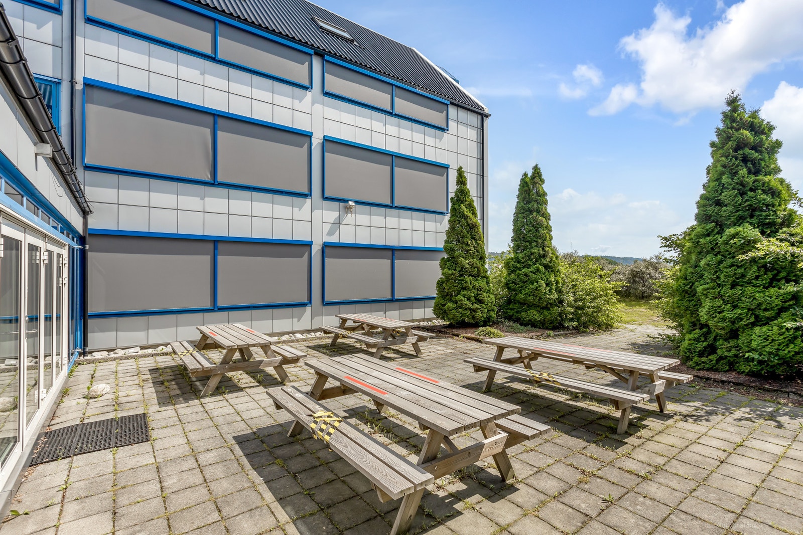 Hyggelig uteplass i tilknytning til kantine Galleribilde