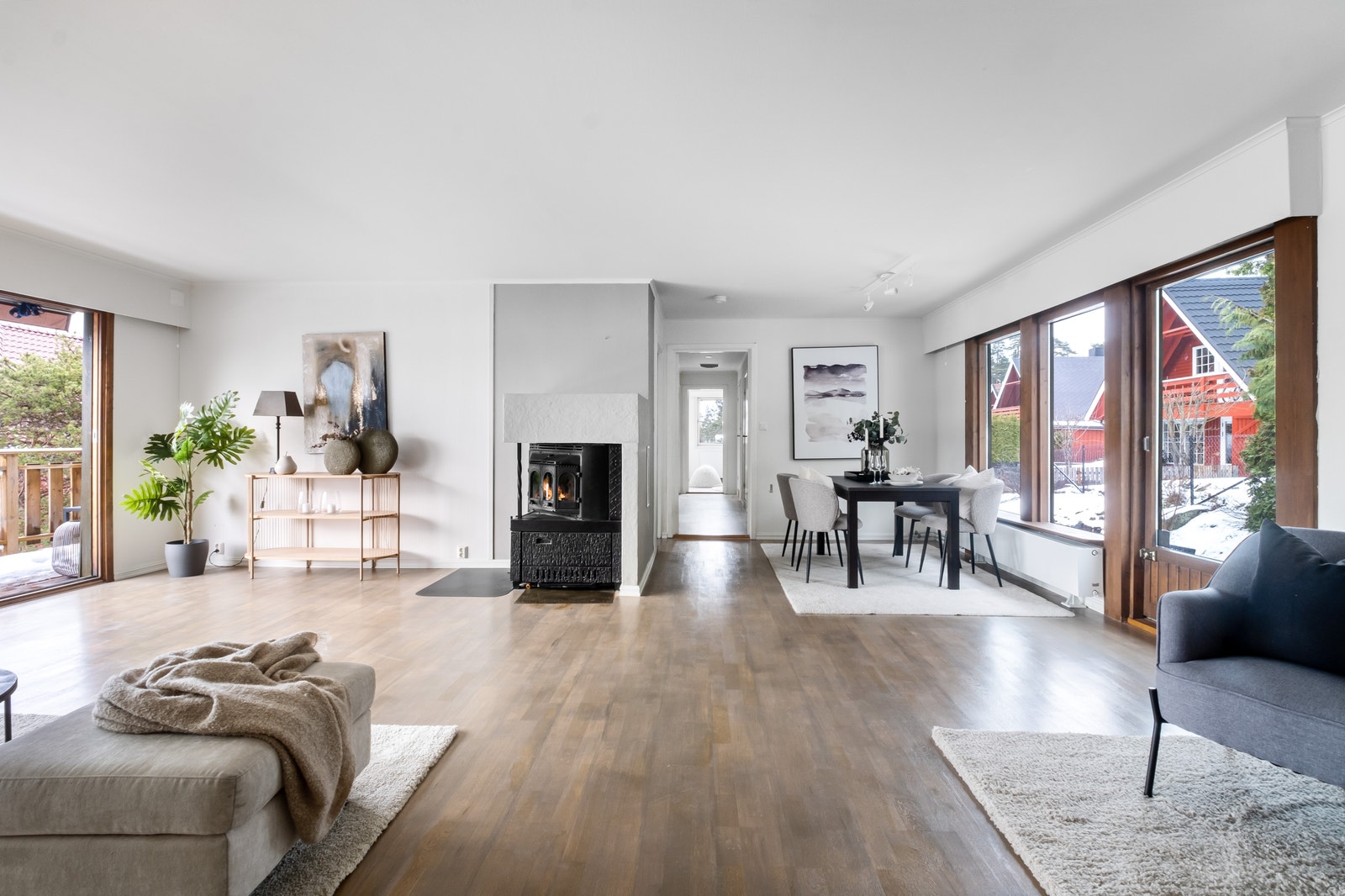 Stue/spisestue med utgang hage og terrasse Galleribilde