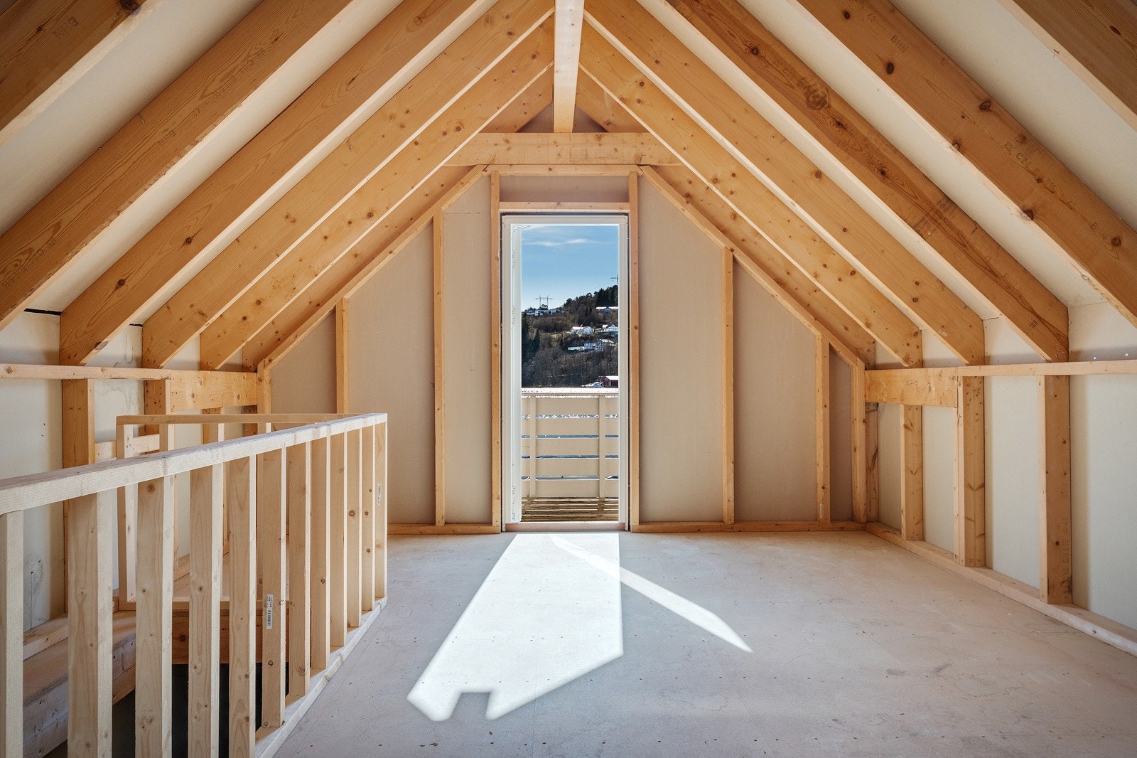 Rikelig med plass, trapper ned til naustet Galleribilde