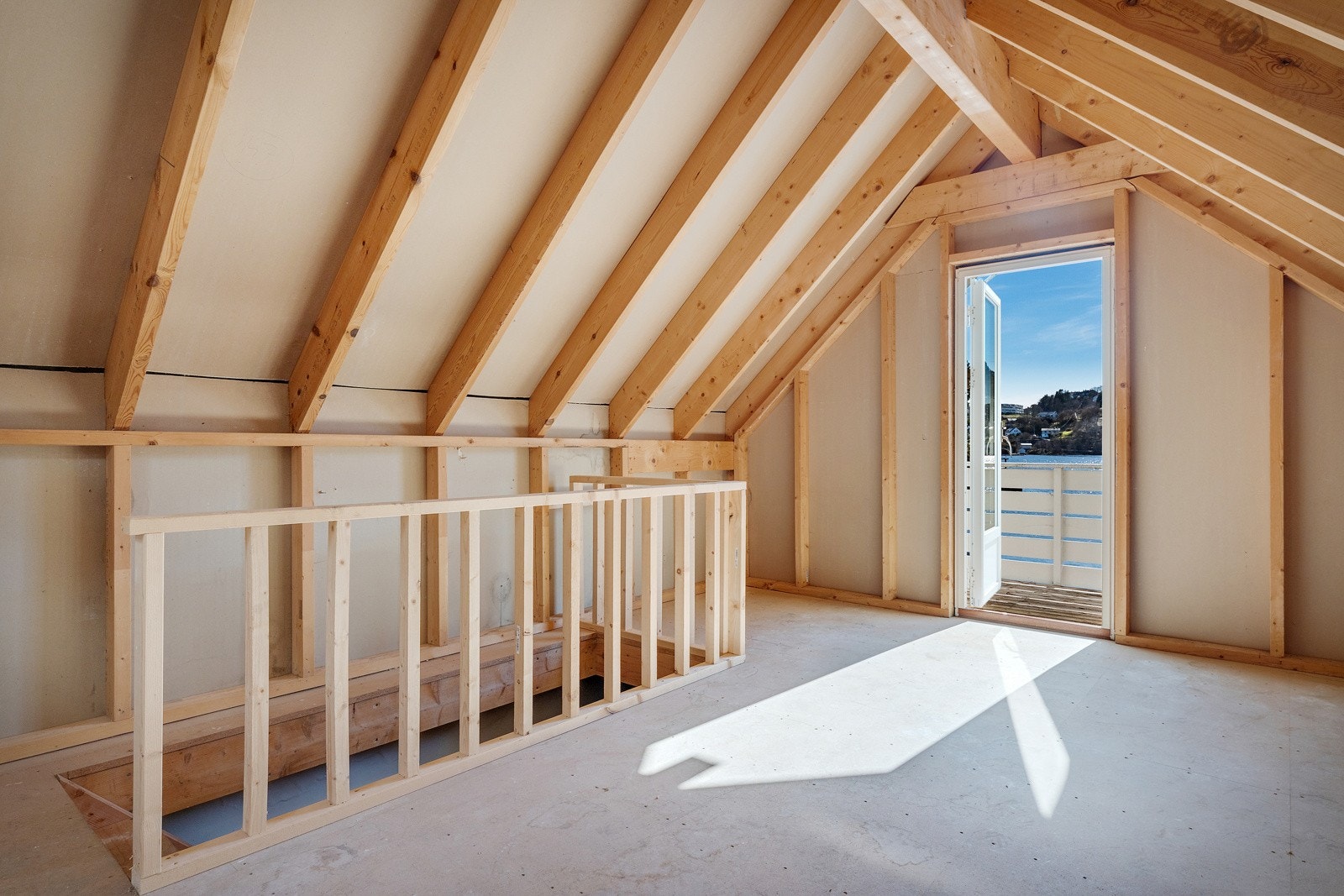 Oppe kan man lage seg til "not-loft" eller et sted å finne roen mellom båtplass. Galleribilde