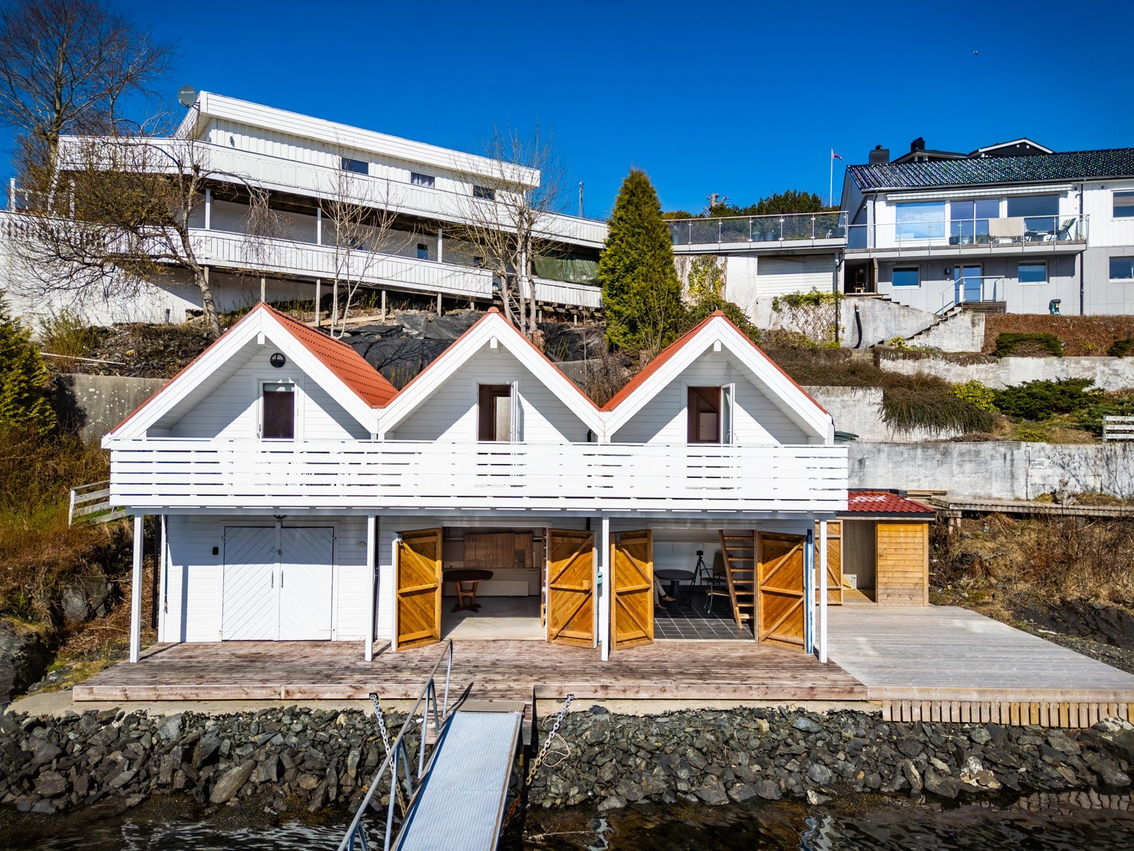 3 flott nyere og moderne naust over 2 plan Galleribilde