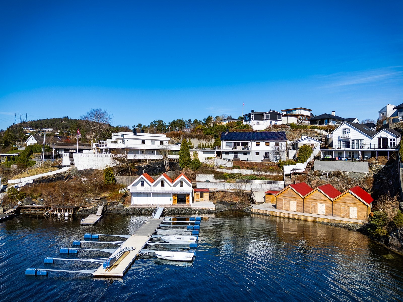 Hele nausteviken med 3 pluss 3 naust Galleribilde