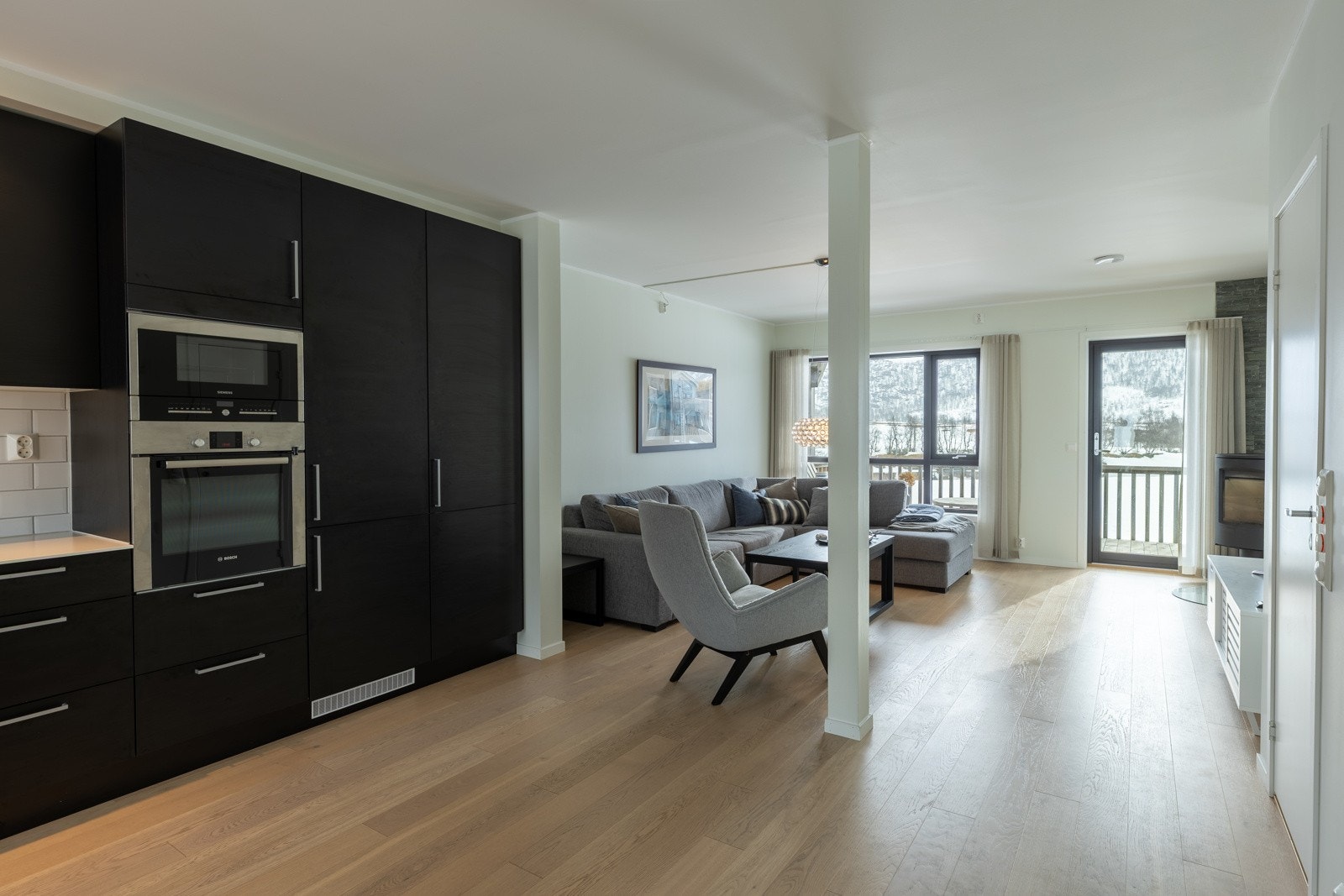 Kjøkken og stue i åpen løsning. Fine kvaliteter som 1-stavs parkett på gulv og lysmalte vegger. Galleribilde