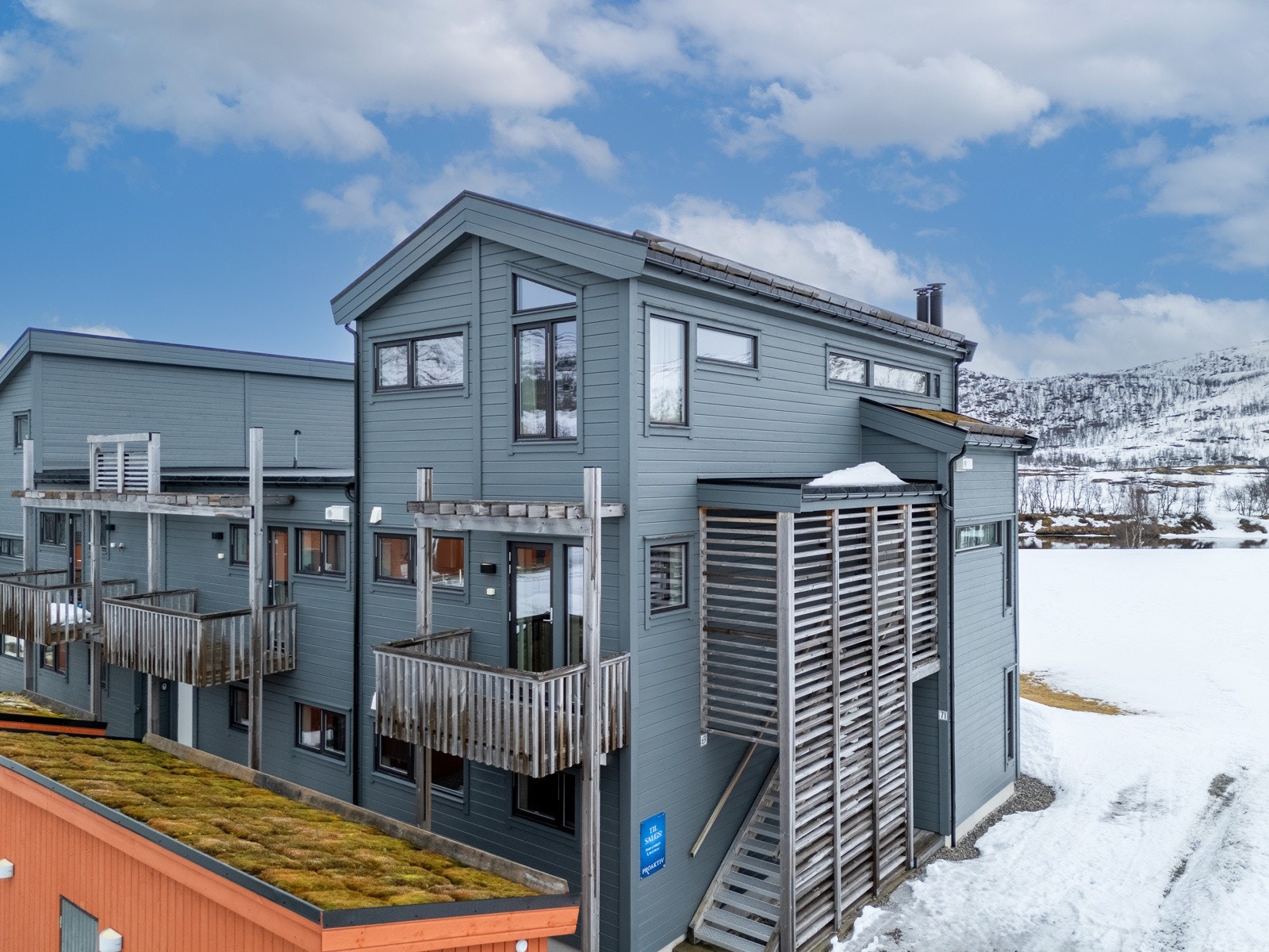 Leiligheten går over to plan, med hovedplan i 2. etasje og tilhørende loftsetasje. Galleribilde