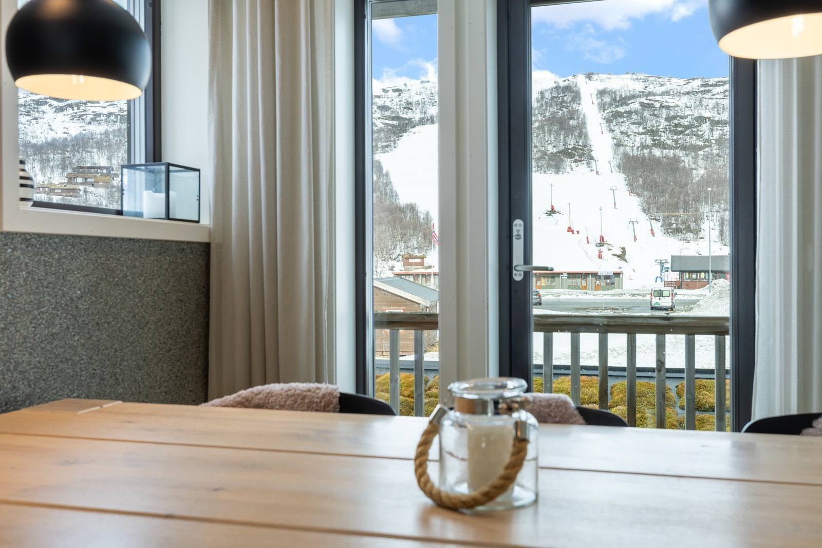 Fra kjøkkenet er det utgang til balkong som vender mot skitrekket. Galleribilde