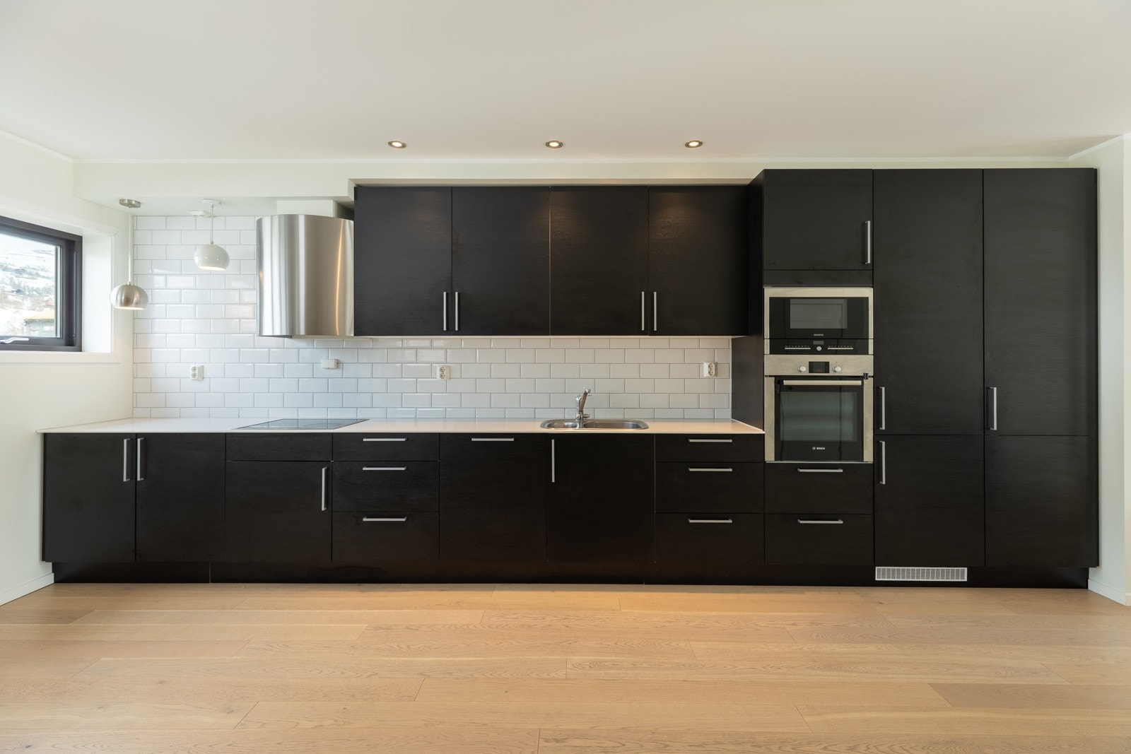 Tøff kjøkkeninnredning med integrerte hvitevarer som medfølger. Galleribilde