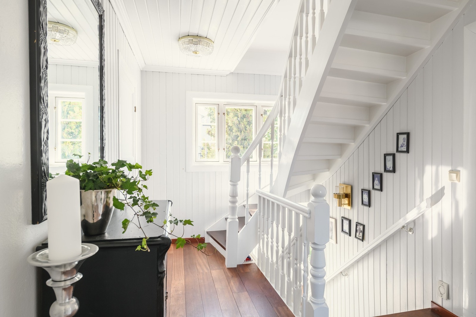 Innbydende entré med god plass til yttertøy og sko. Her får man straks følelsen av en solid og innholdsrik bolig, med adkomst videre til husets oppholdsrom. Galleribilde