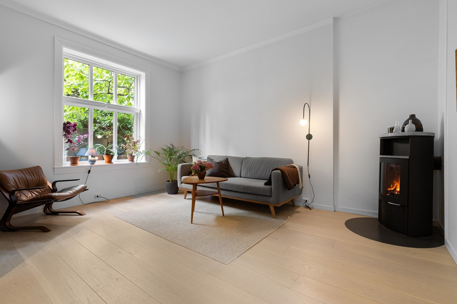 Hele leiligheten ligger stille til i indre gårdsrom. Flott peisovn med åpent flammebilde i stuen. Galleribilde