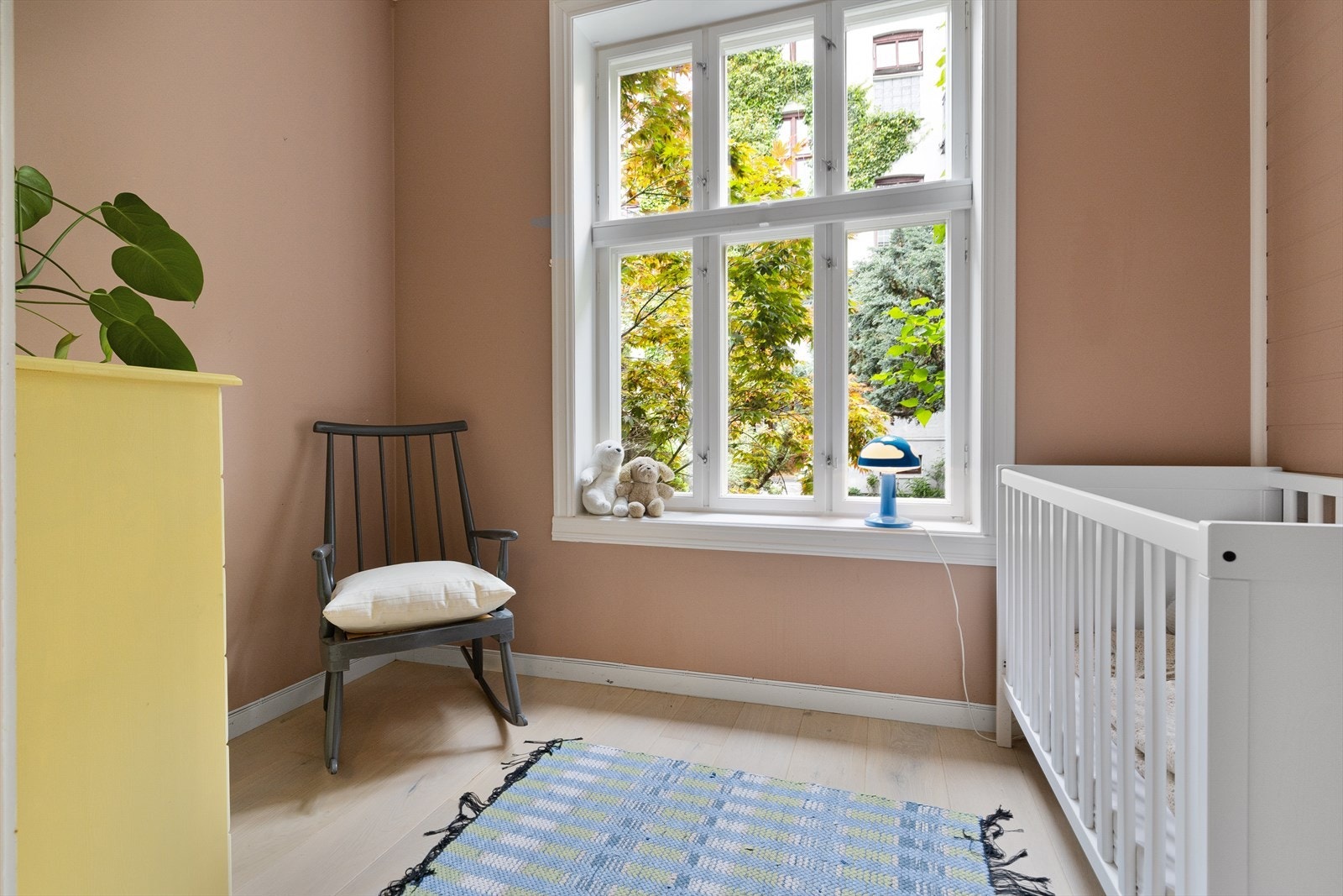 Soverom II/barnerom ligger også stille til med plass til dobbeltseng Galleribilde