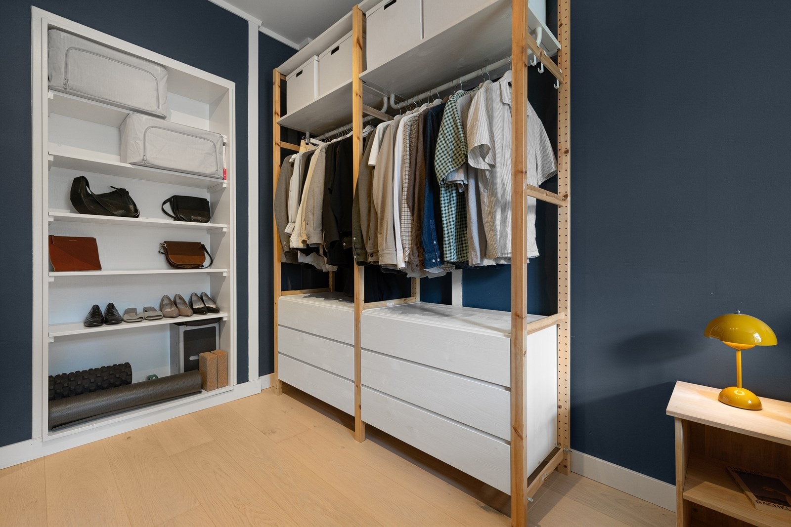 Godt med lagringsmuligheter på soverommet Galleribilde