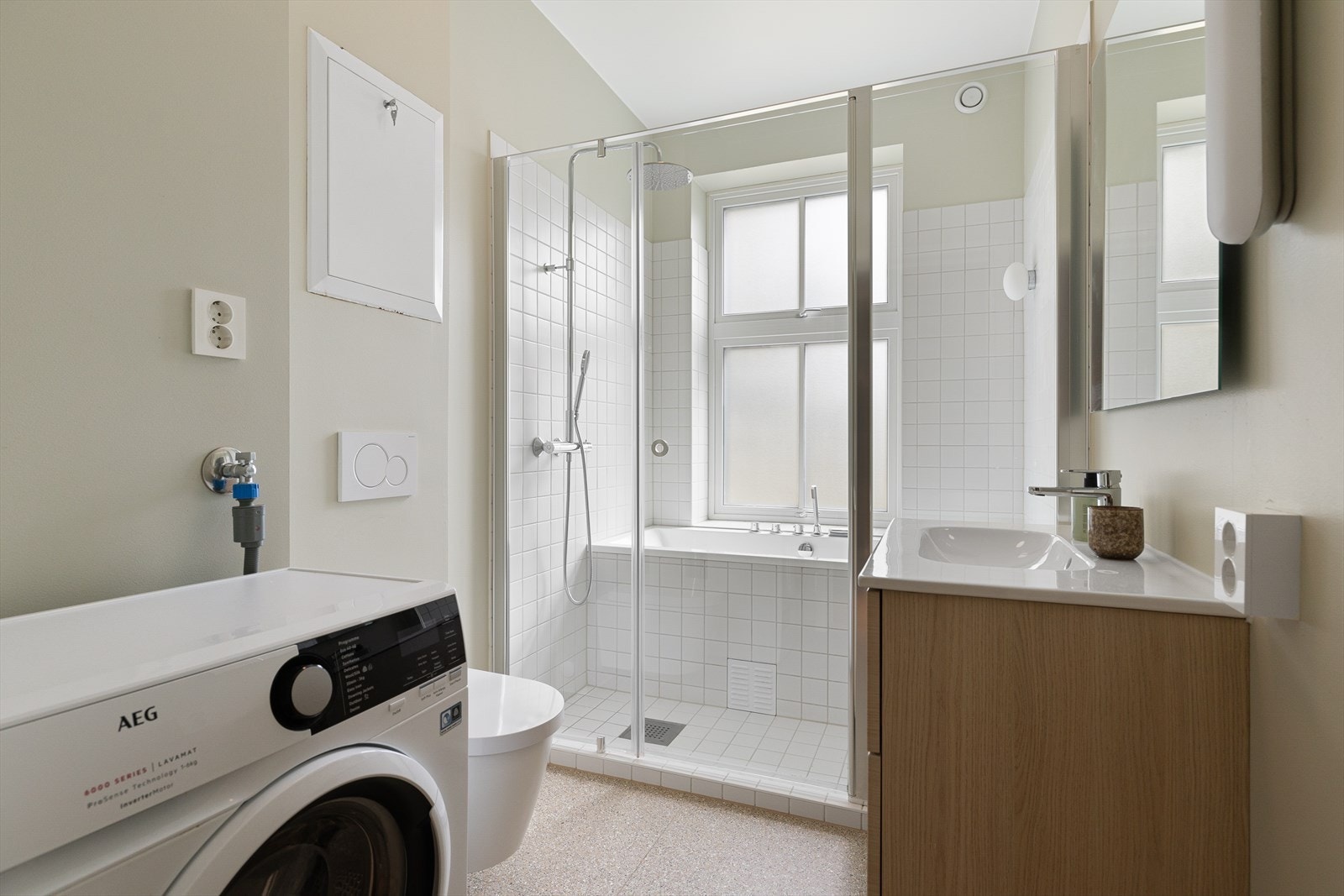 Romslig baderom oppusset i 2022. Lekre terrazzofliser og gulvvarme. Galleribilde