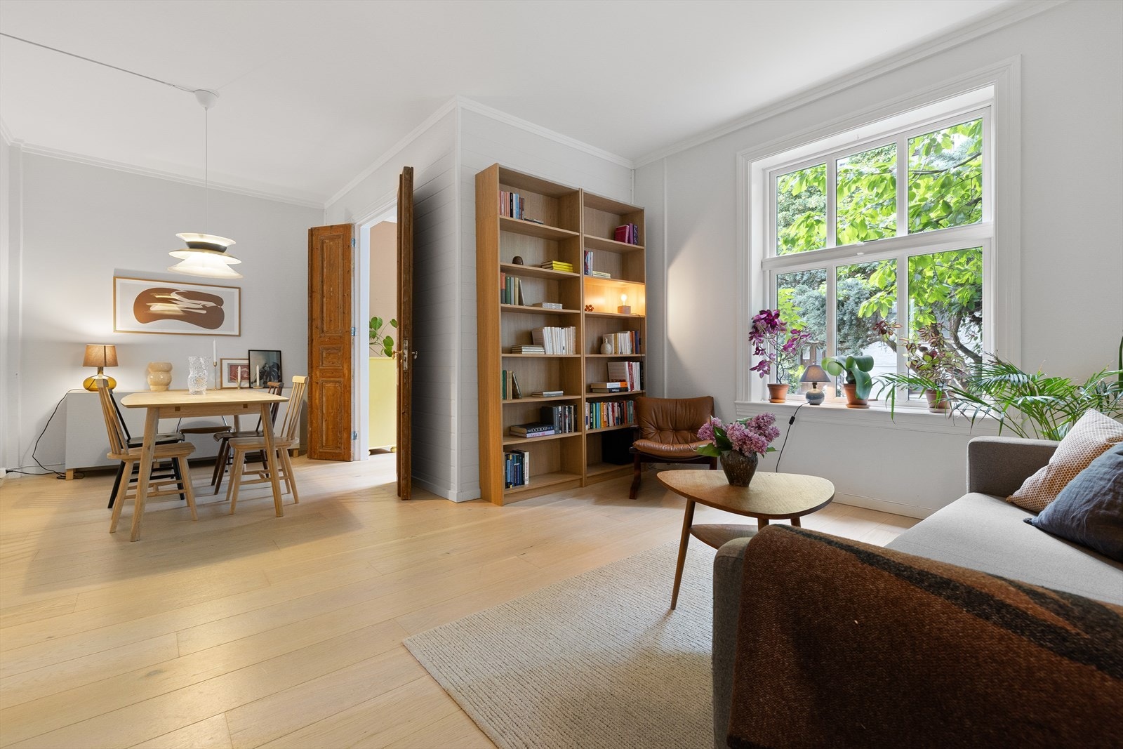 Lys og åpen stueløsning med god plass til sofagruppe og spisebord Galleribilde