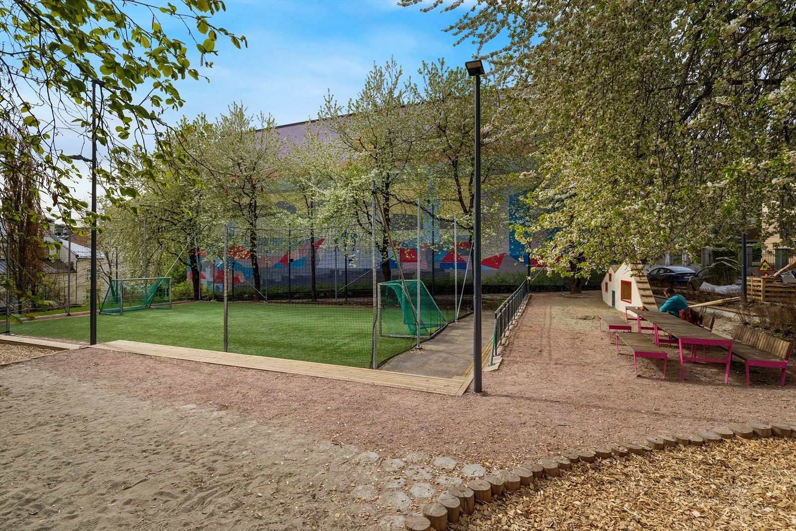 Lekeplass og fotballbane rett utenfor døren Galleribilde