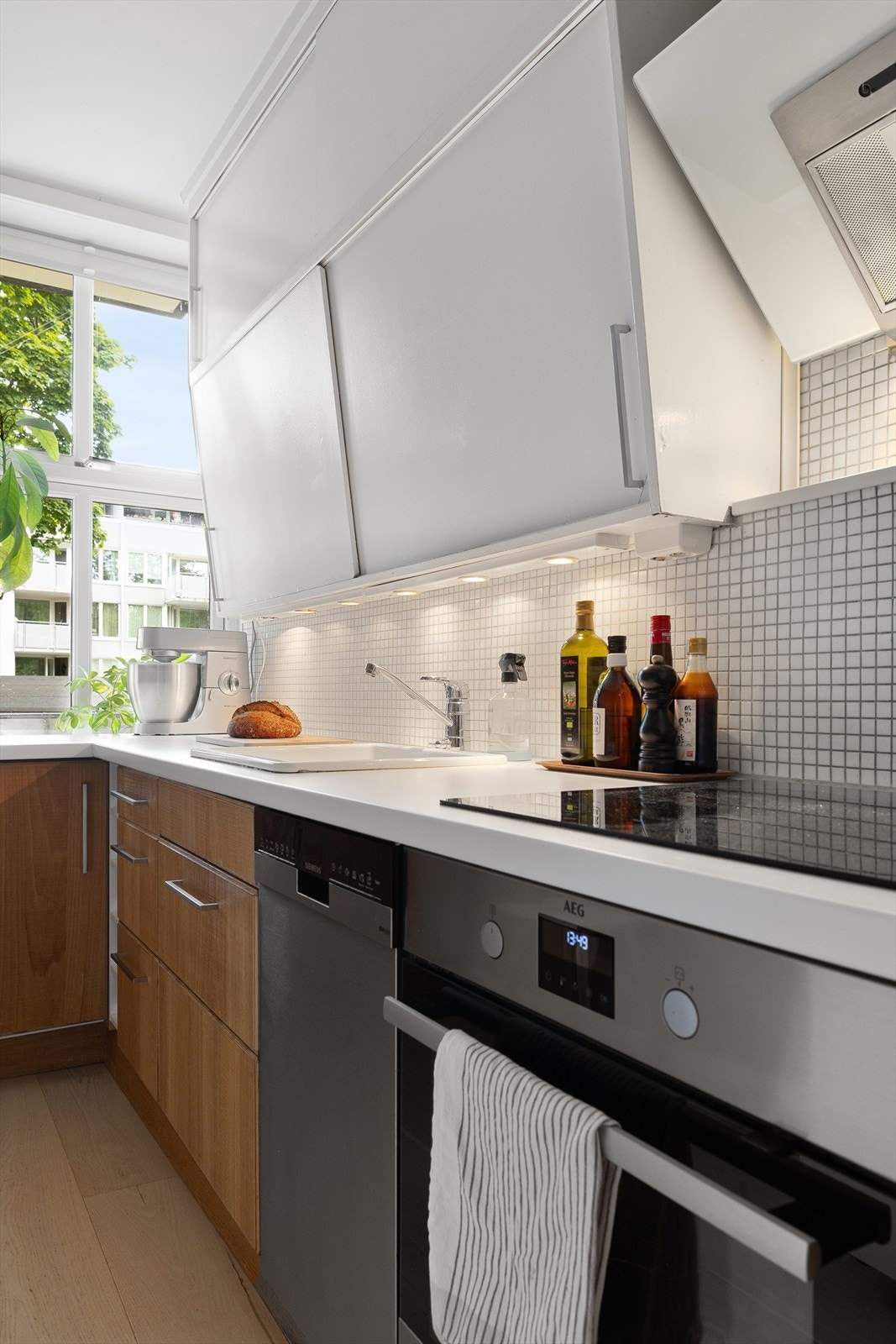 Kjøkkenet har integrerte hvitevarer med ny koketopp i 2019, stekeovn i 2023 og oppvaskmaskin i 2024. Galleribilde