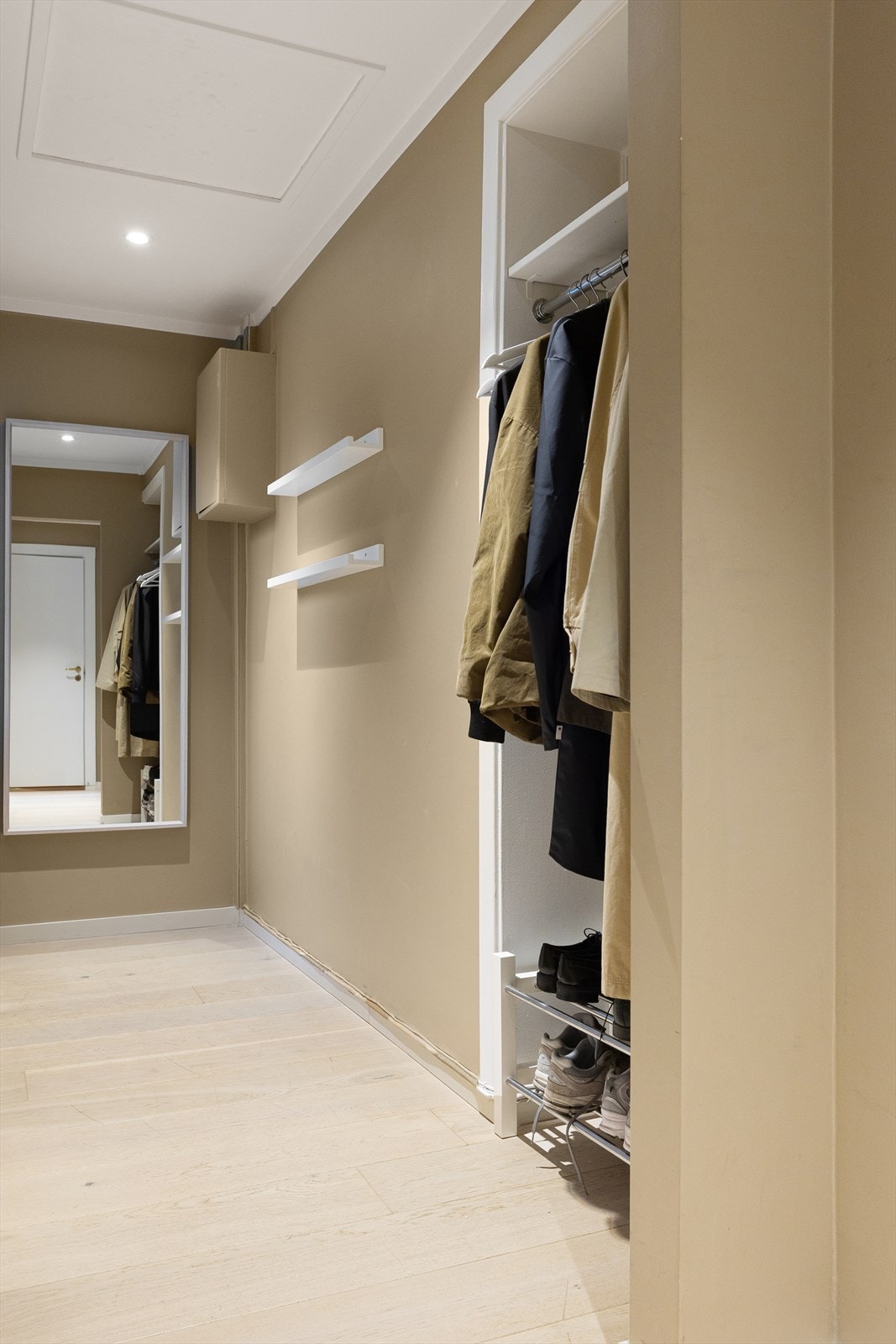 Innbydende entré med plass til anheng av klær og sko Galleribilde