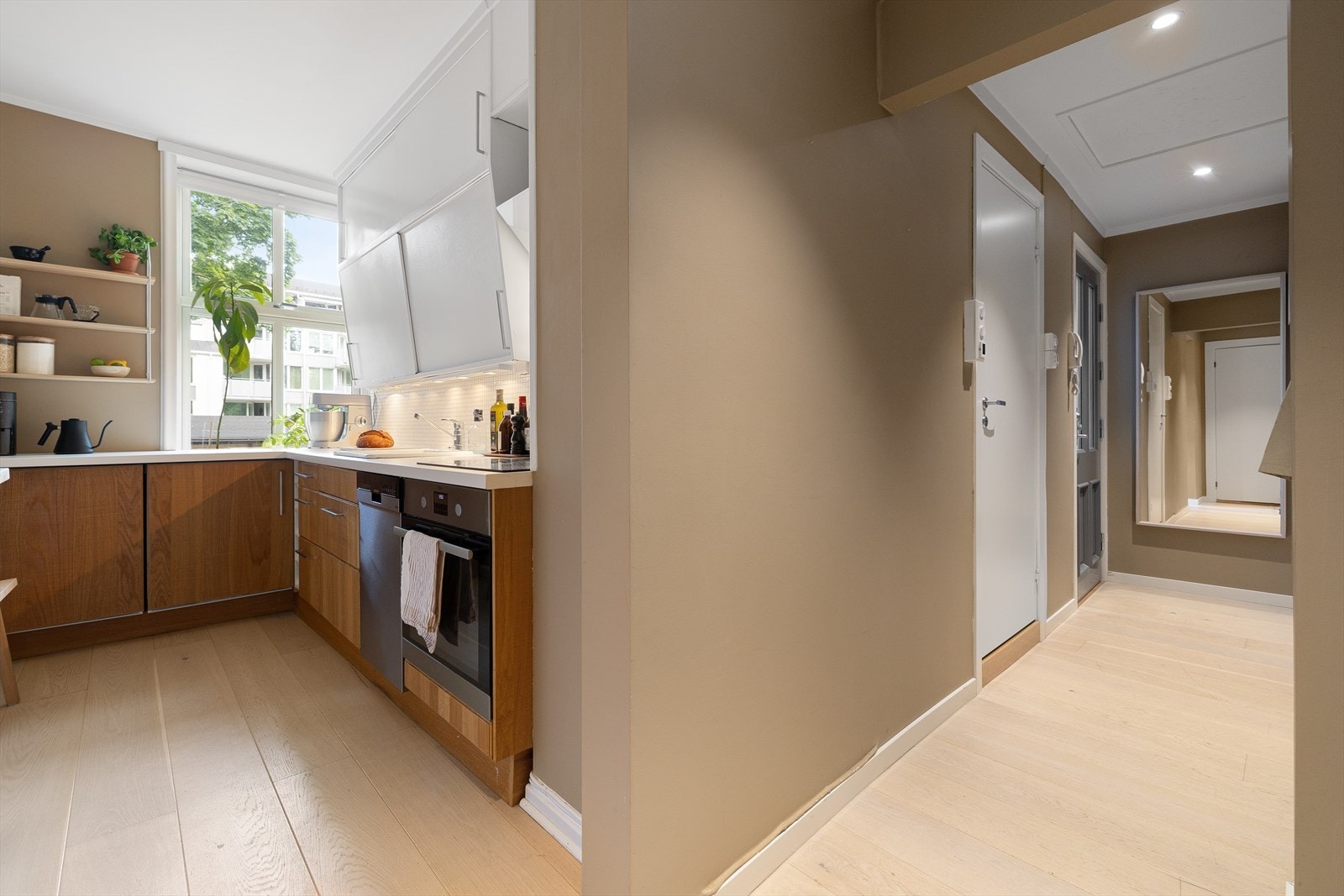 Leiligheten er ellers malt i delikate farger. Separat kjøkken med mye lagringsplass og integrerte hvitevarer Galleribilde