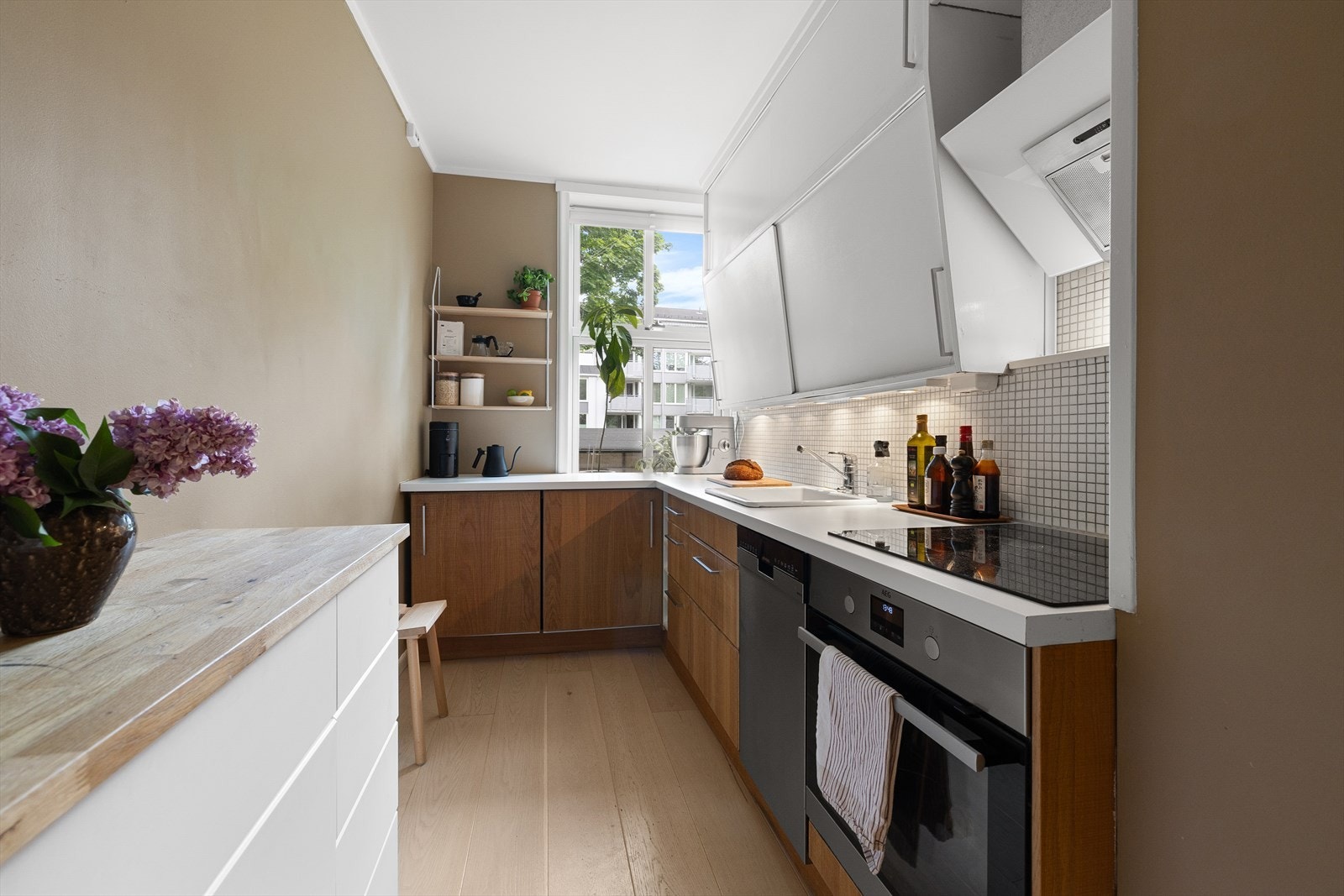 Separat kjøkken med mye lagringsplass og integrerte hvitevarer Galleribilde