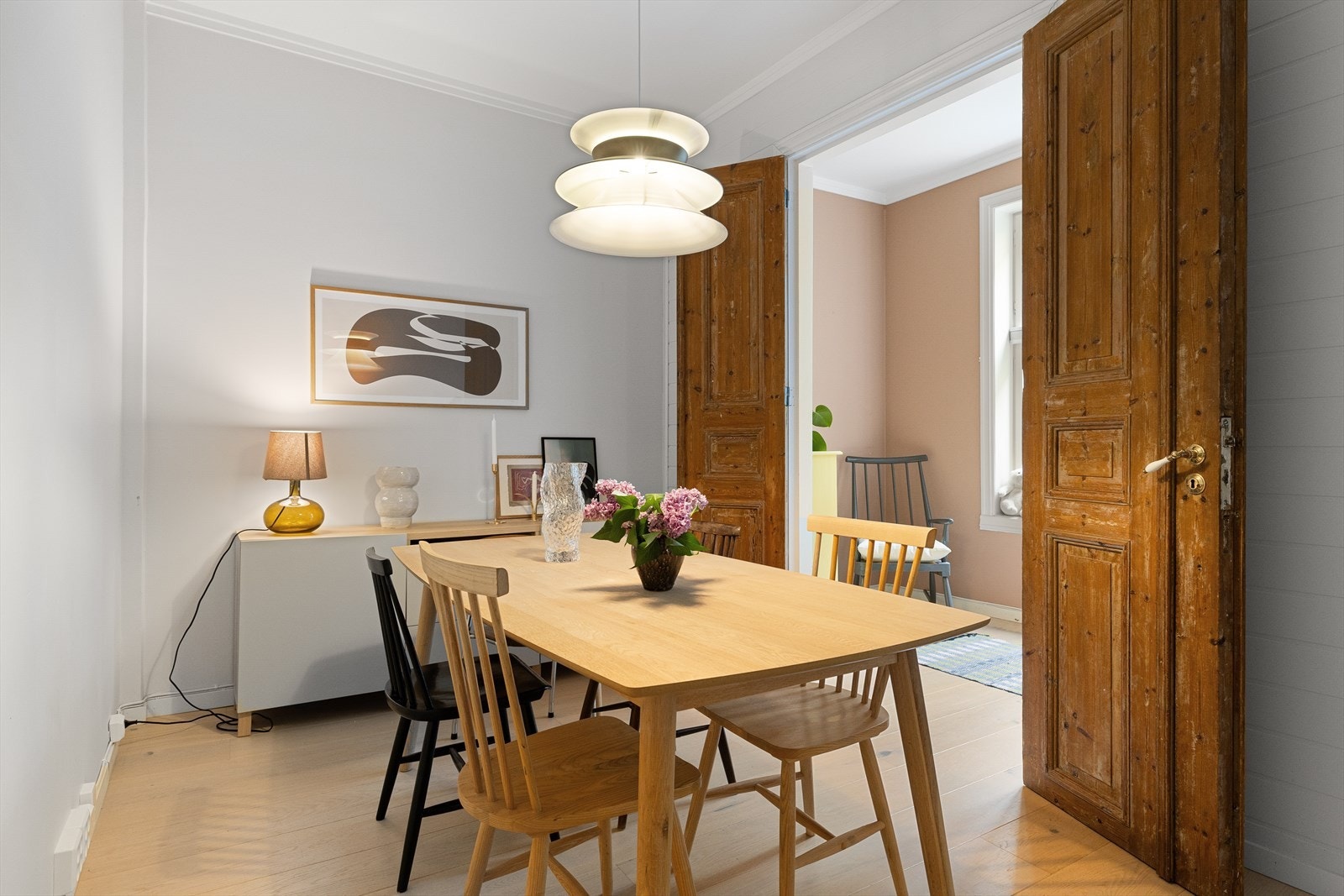 Egen hyggelig nisje for spisebord i leiligheten. Leiligheten har klassiske detaljer som god takhøyde og fløydører Galleribilde