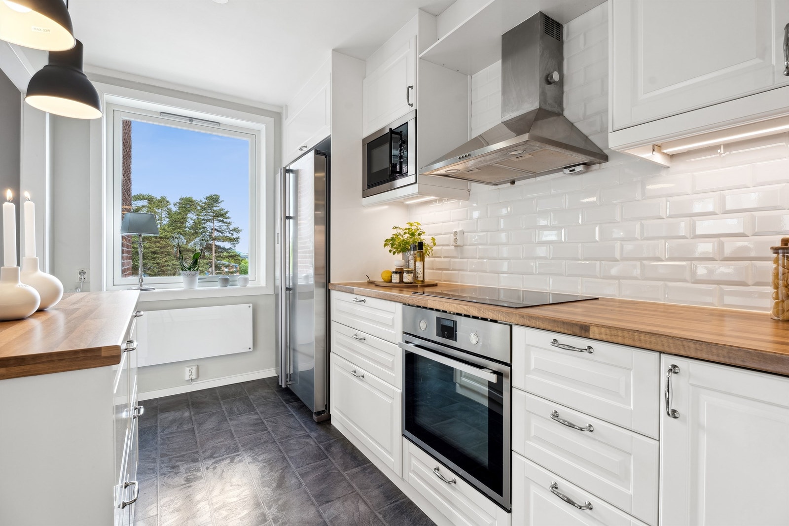 Inkludert "samsung side by side kjøleskap" og hvitevarer på kjøkken. Galleribilde