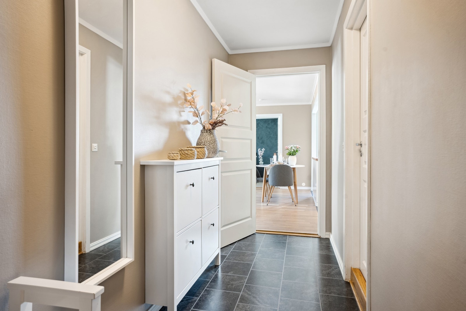 Nymalte overflater stue/gang 2025. Galleribilde