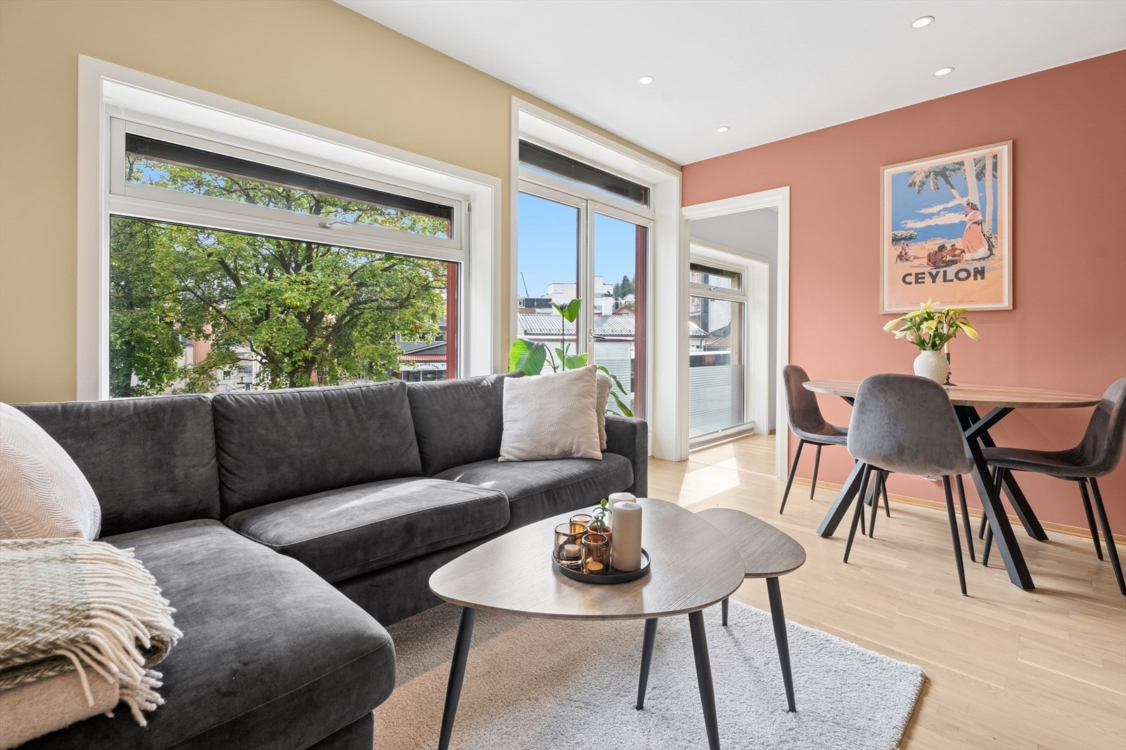 I sofakroken har man plass til en romslig sofa for avslappende filmkvelder. Galleribilde