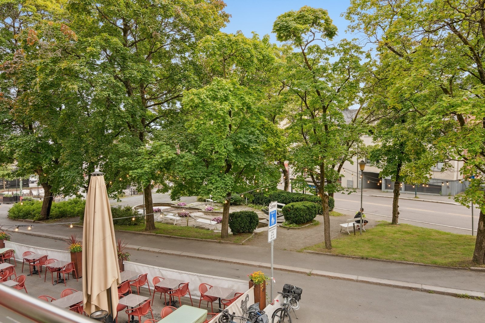 Leiligheten er meget sentral med Panparken som nærmeste nabo. Galleribilde