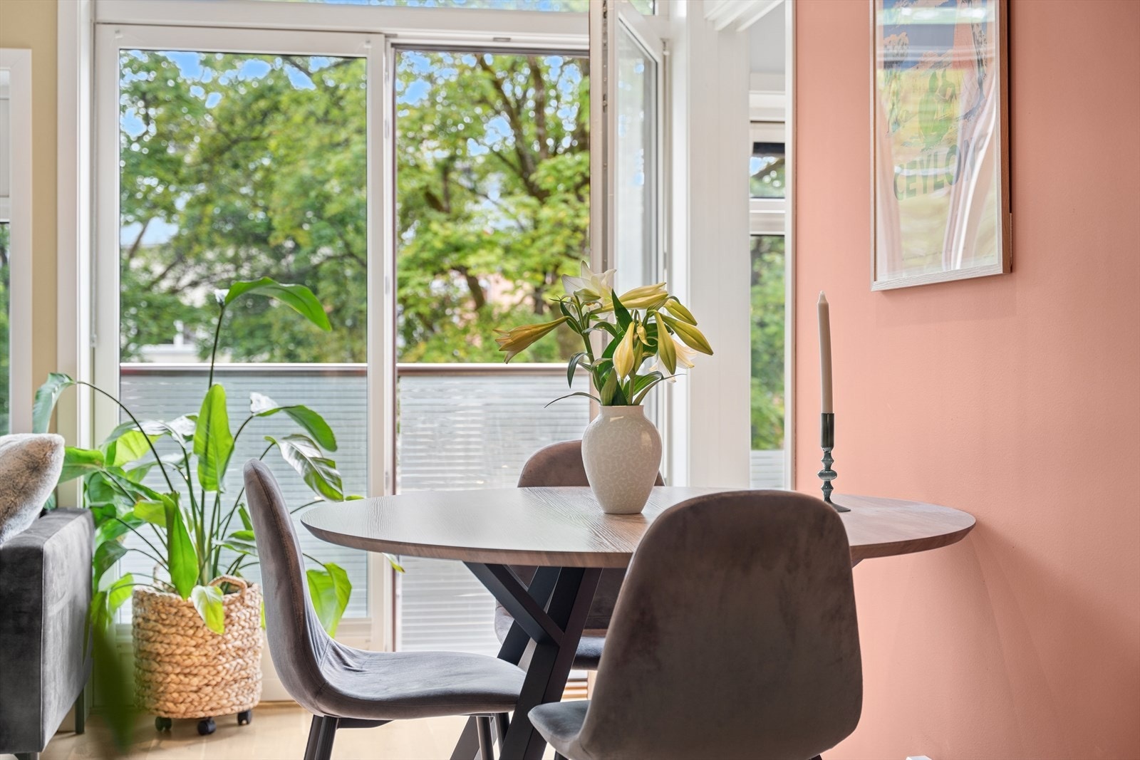 Store vinduer og balkongdører slipper inn rikelig med naturlig lys | Fra stue og balkongdøren har man en fransk balkong. Galleribilde