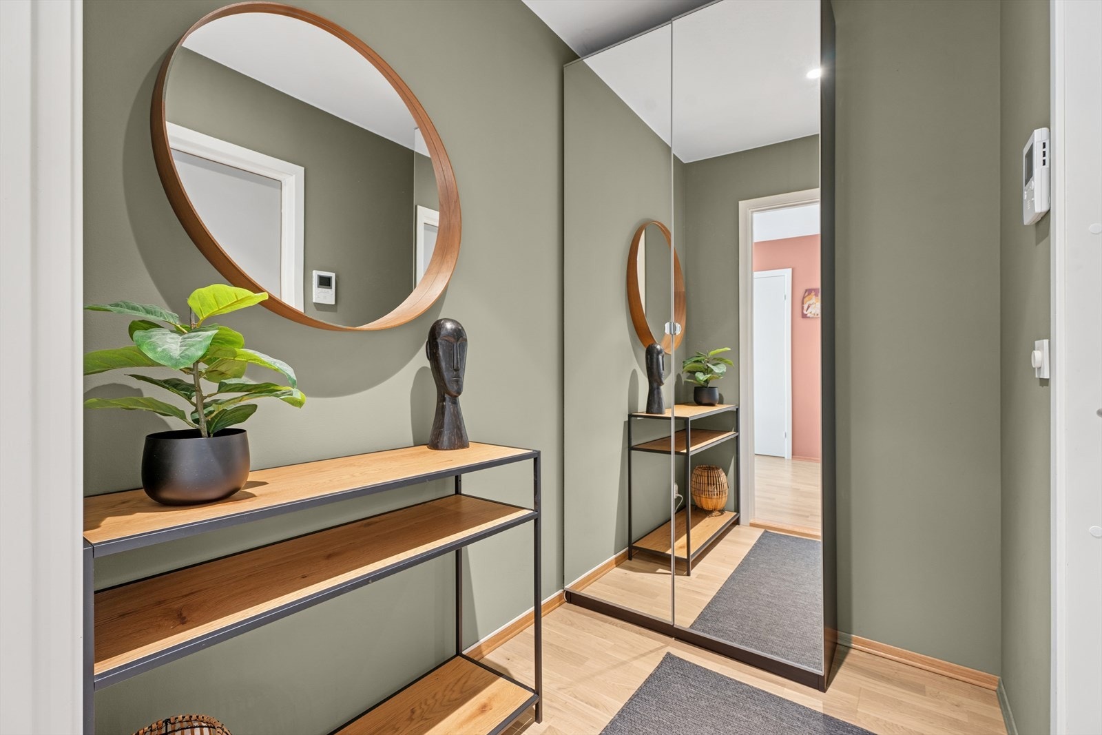 Velkommen inn til en moderne og arealeffektiv leilighet i kjernen av Gjøvik sentrum. Galleribilde