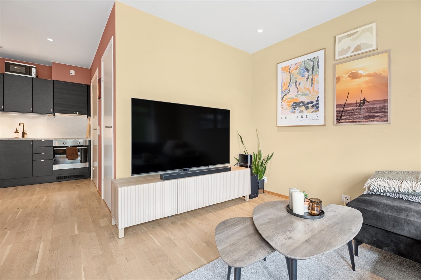 Åpen kjøkken og stue løsning gir en luftig og romslig atmosfære. Galleribilde