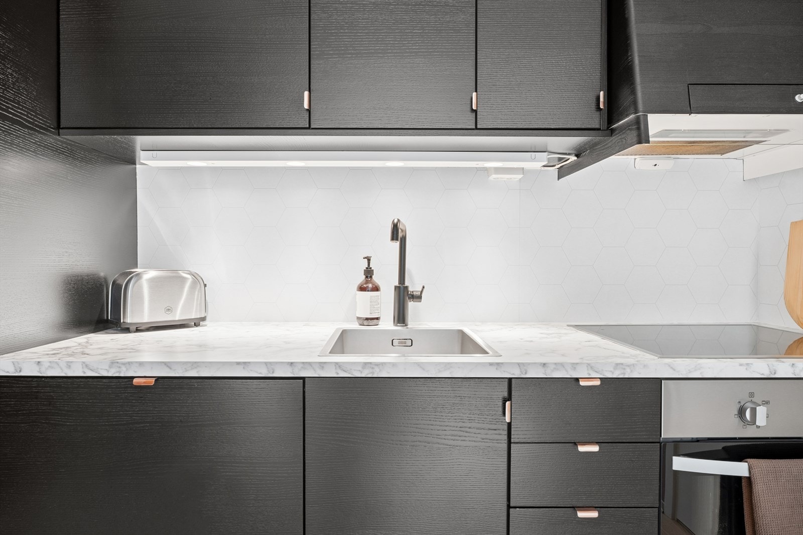 Nytt Epoq kjøkken fra 2021 | Kjøkkenet har tilstrekkelig benkeplass og arbeidslys under overskap. Galleribilde