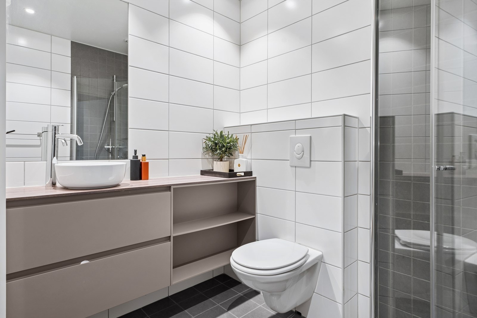 Baderomsinnredningen er ny og gir godt med lagringsplass. Galleribilde