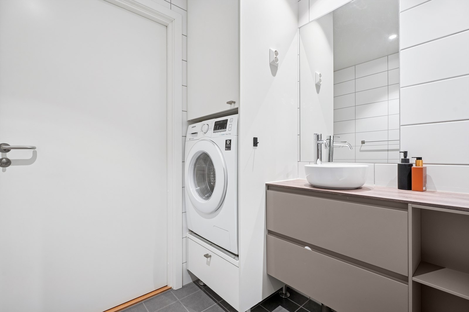 Praktisk plassert vaskemaskin med oppbevaringsrom både over og under. Galleribilde