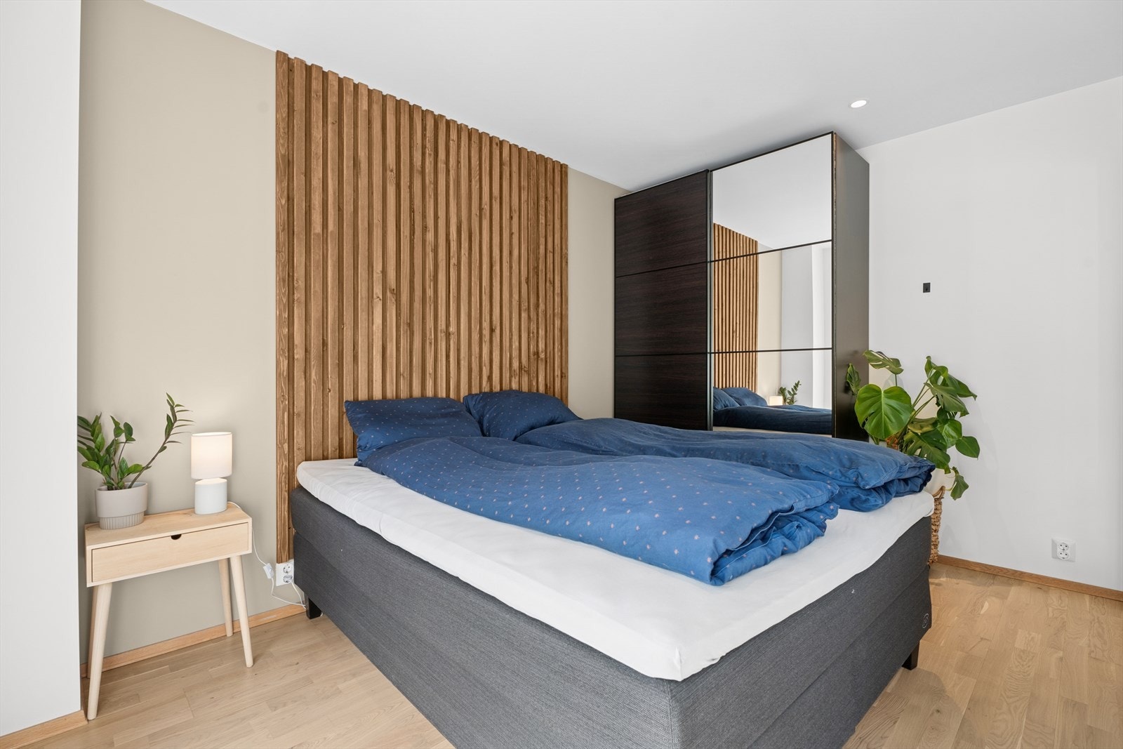 Soverommet har en svært moderne framstilling | Praktisk klesskapet med tilstrekkelig plass og speil. Galleribilde