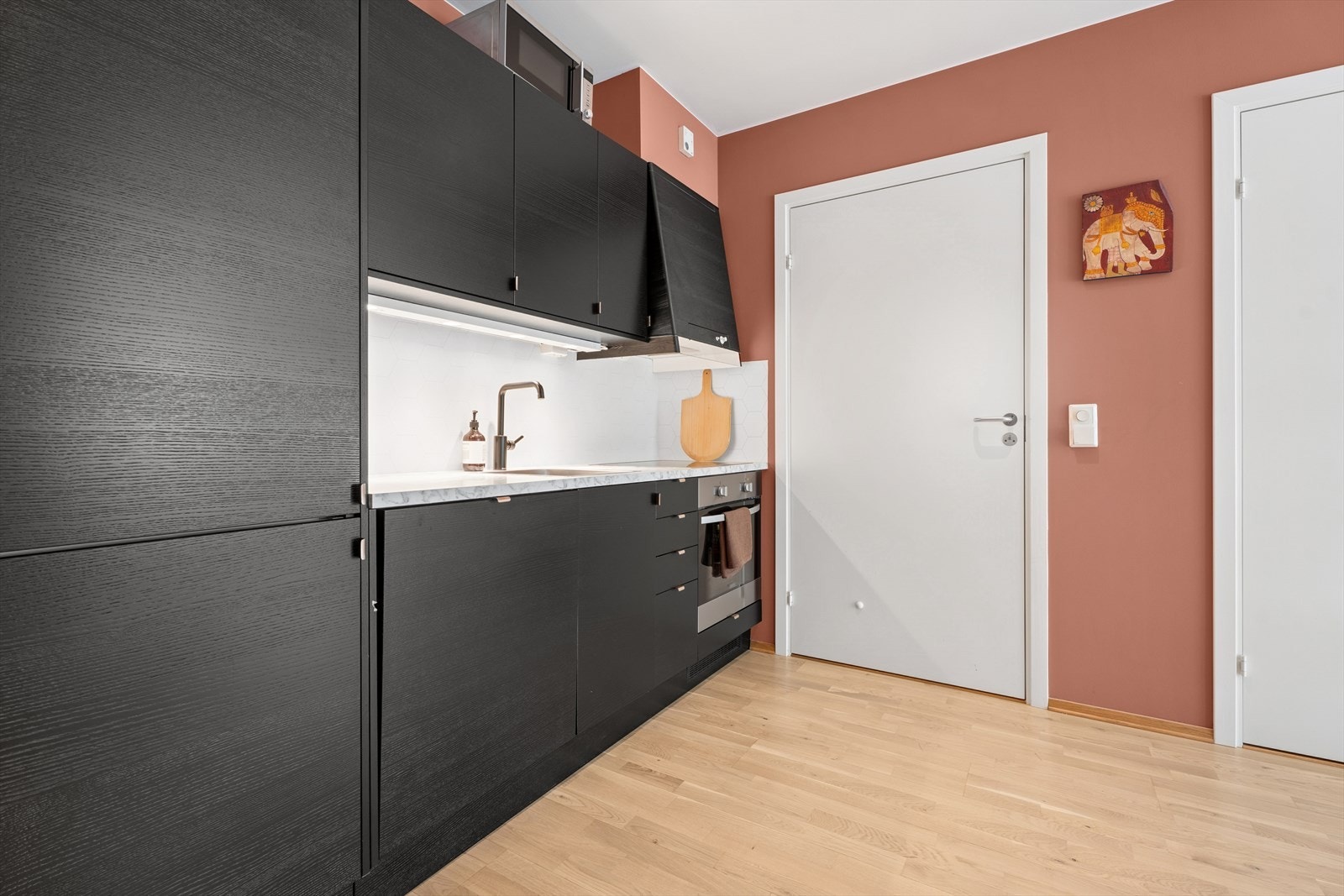 Integrert komfyr, oppvaskmasking og kjøleskap, alt man trenger på et kjøkken. Galleribilde