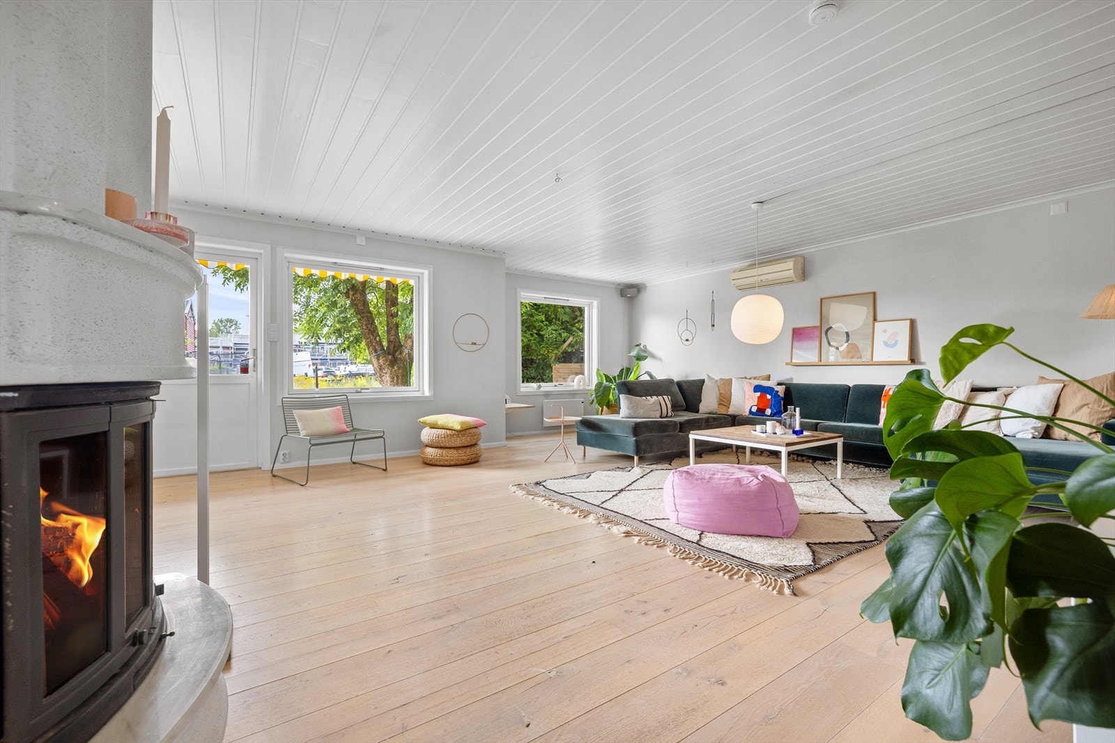 Videre kommer man til en romslig og luftig stue Galleribilde