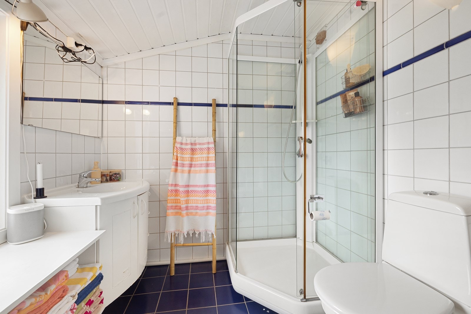 Rommet er utstyrt med to baderomsinnredninger med nedfelte servanter, ettgreps blandebatterier, speil, vegghengt toalett samt dusjkabinett Galleribilde