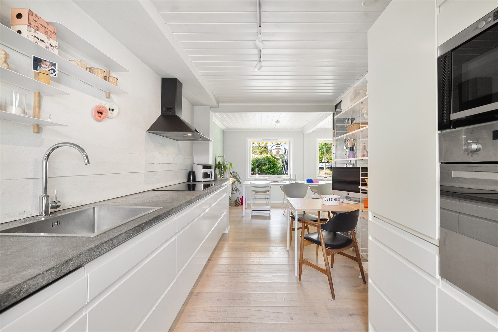 Dette er et kjøkken som kombinerer funksjonalitet, kvalitet og et moderne uttrykk - et naturlig samlingspunkt for både matlaging og hyggelige stunder Galleribilde