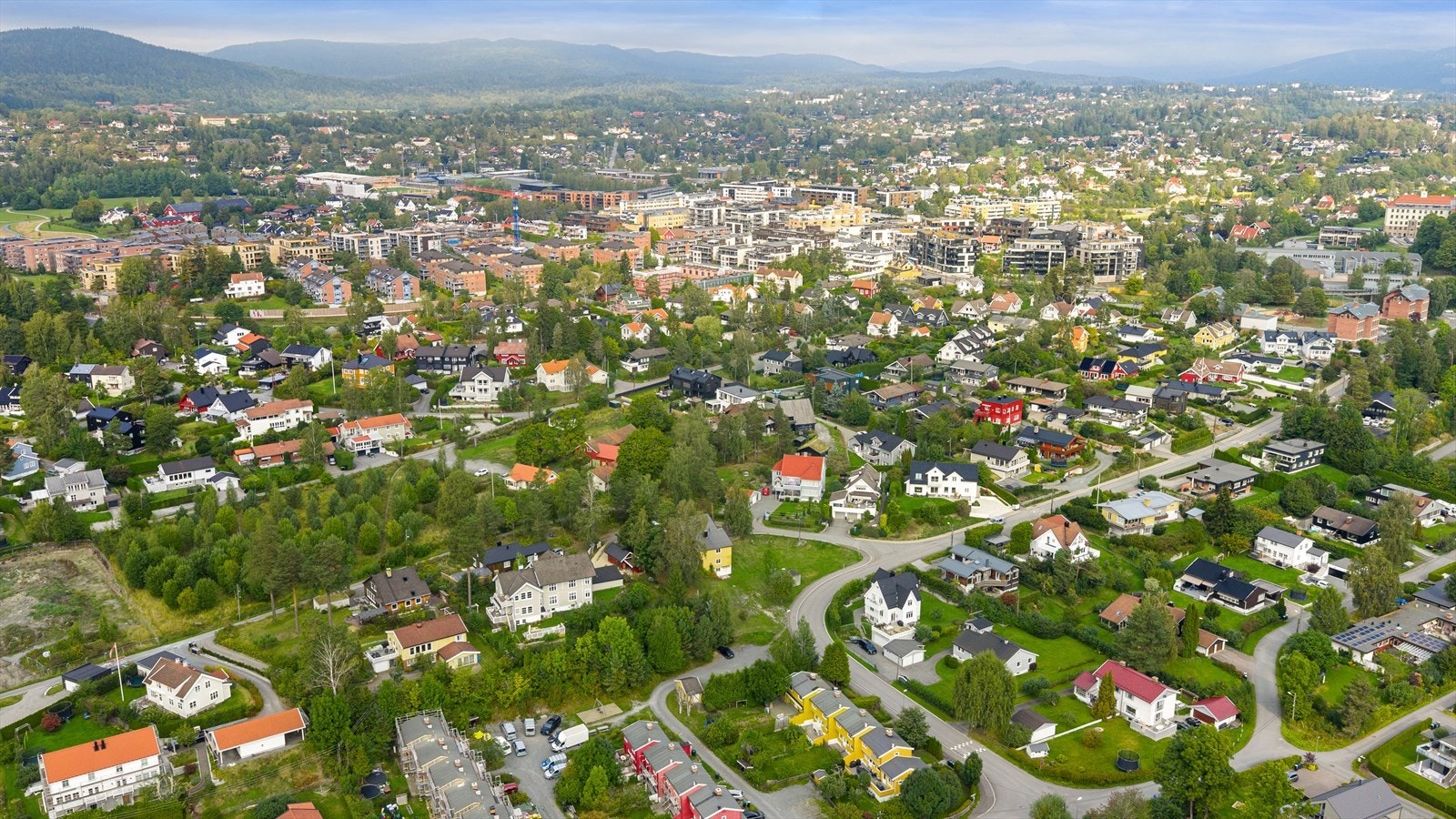 Eiendommen har en attraktiv og tilbaketrukket plassering i et rolig, barnevennlig og veletablert boligområde på Bekkestua Galleribilde