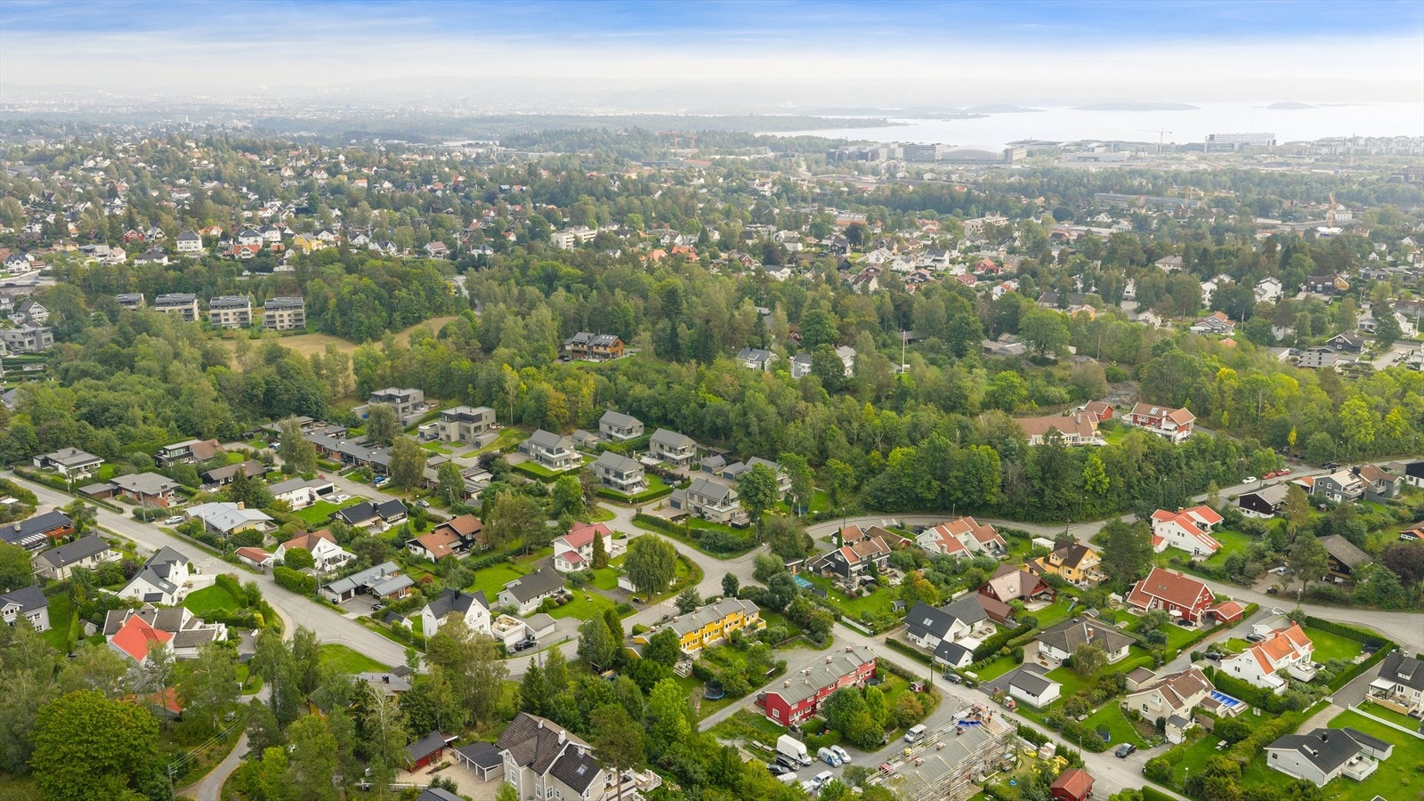 Her bor du i naturskjønne omgivelser, samtidig som du har kort gangavstand til Bekkestua sentrum, Stabekk skole, barnehager, offentlig transport og et bredt fritidstilbud Galleribilde
