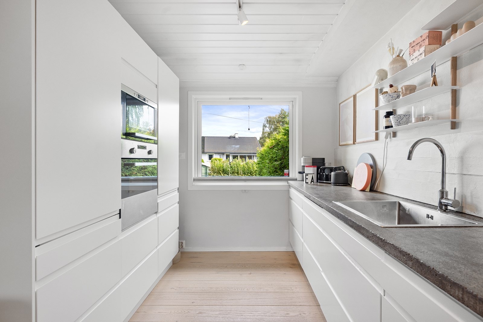 Her får du en moderne innredning med rene linjer, flotte materialvalg og en tidløs utforming som passer de fleste stiler Galleribilde