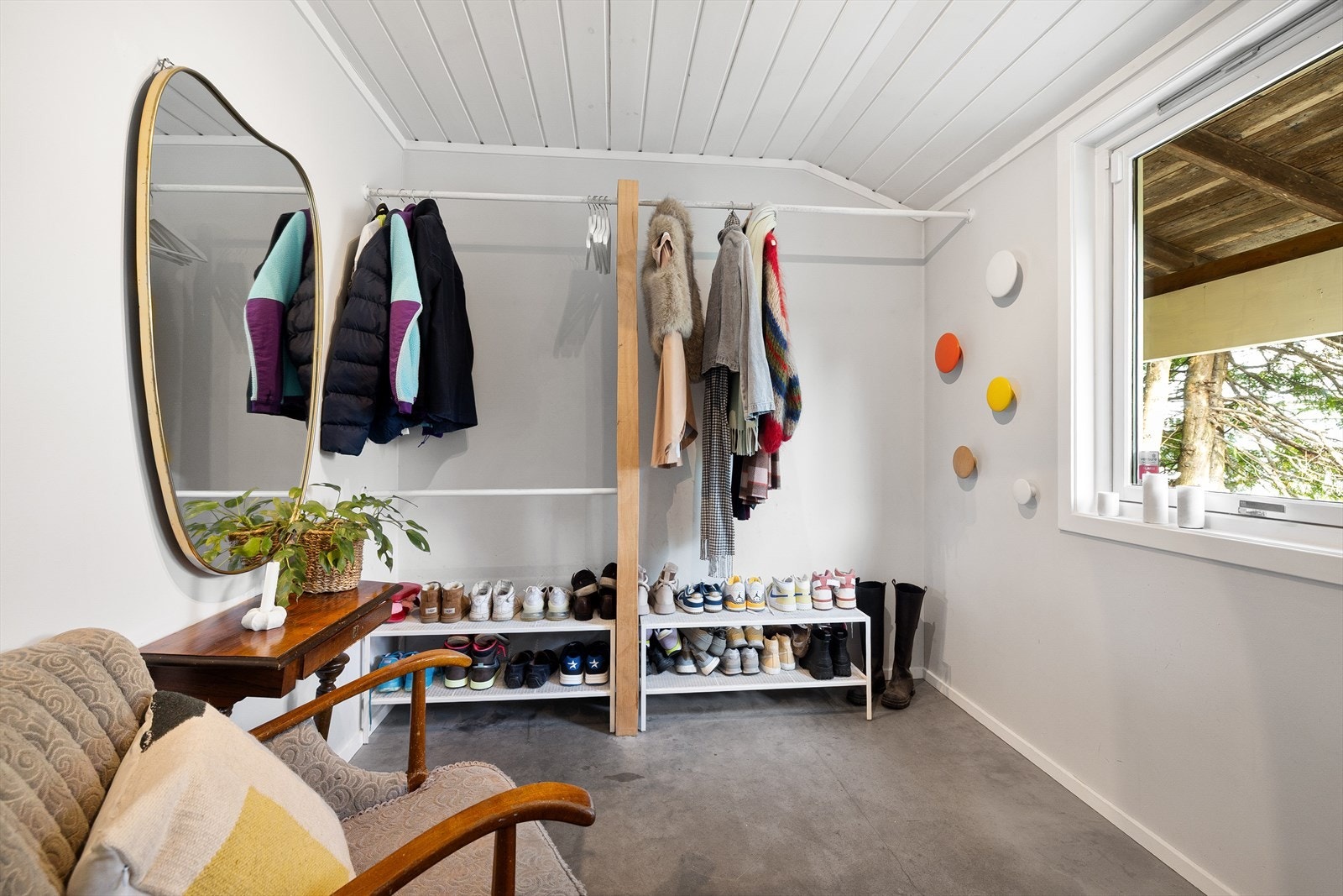 Her er det god plass til å henge opp og sette fra seg yttertøy, slik at rommet både er praktisk og stilfullt Galleribilde