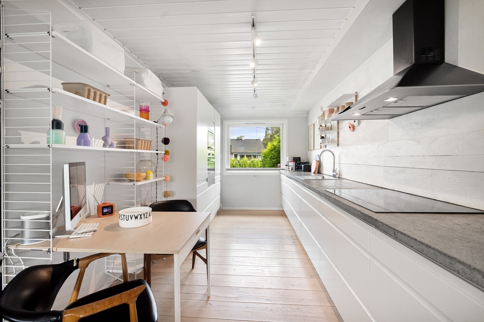 Kjøkkenet i første etasje er et stilfullt og funksjonelt rom fra 2014, levert av Luna Kjøkken Galleribilde