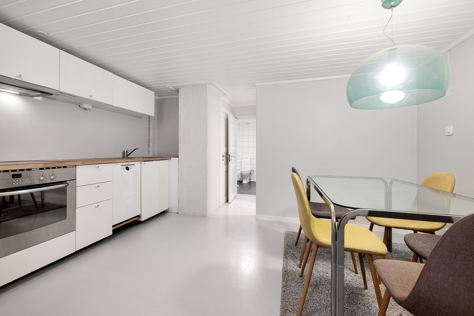 Kjelleretasjen har et praktisk og innbydende kjøkken fra 2011 med innredning fra IKEA i moderne, glatte fronter Galleribilde