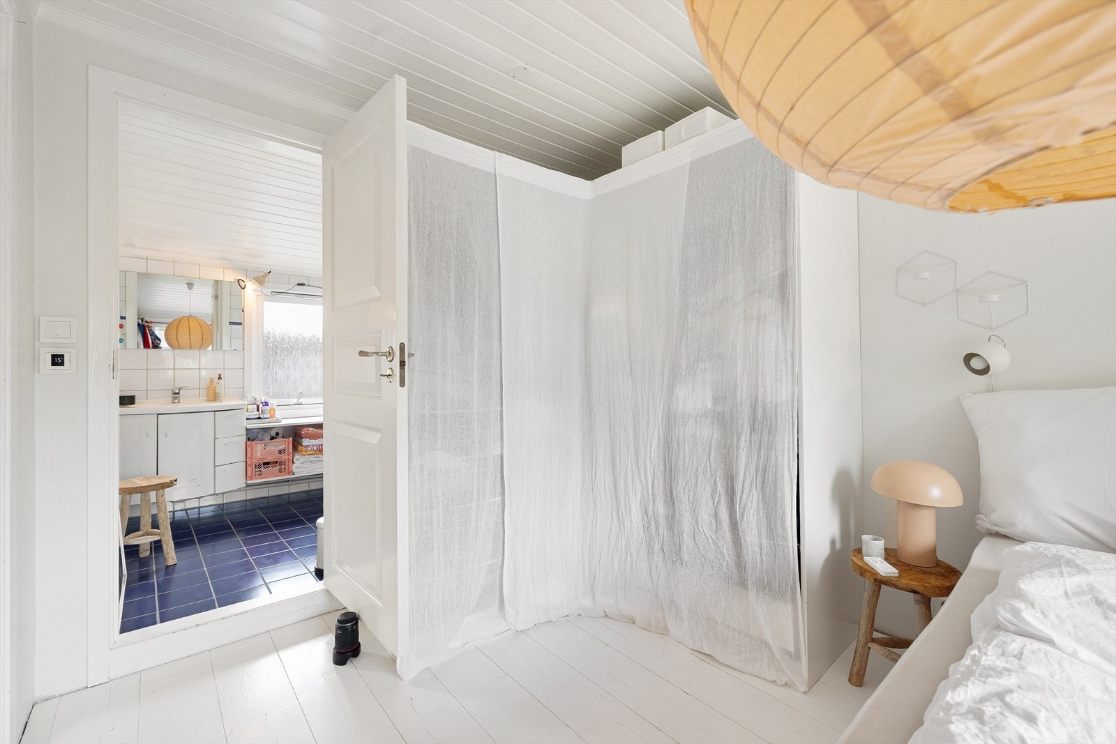 Hovedsoverommet er romslig med god plass til dobbeltseng, nattbord og garderobeløsning Galleribilde