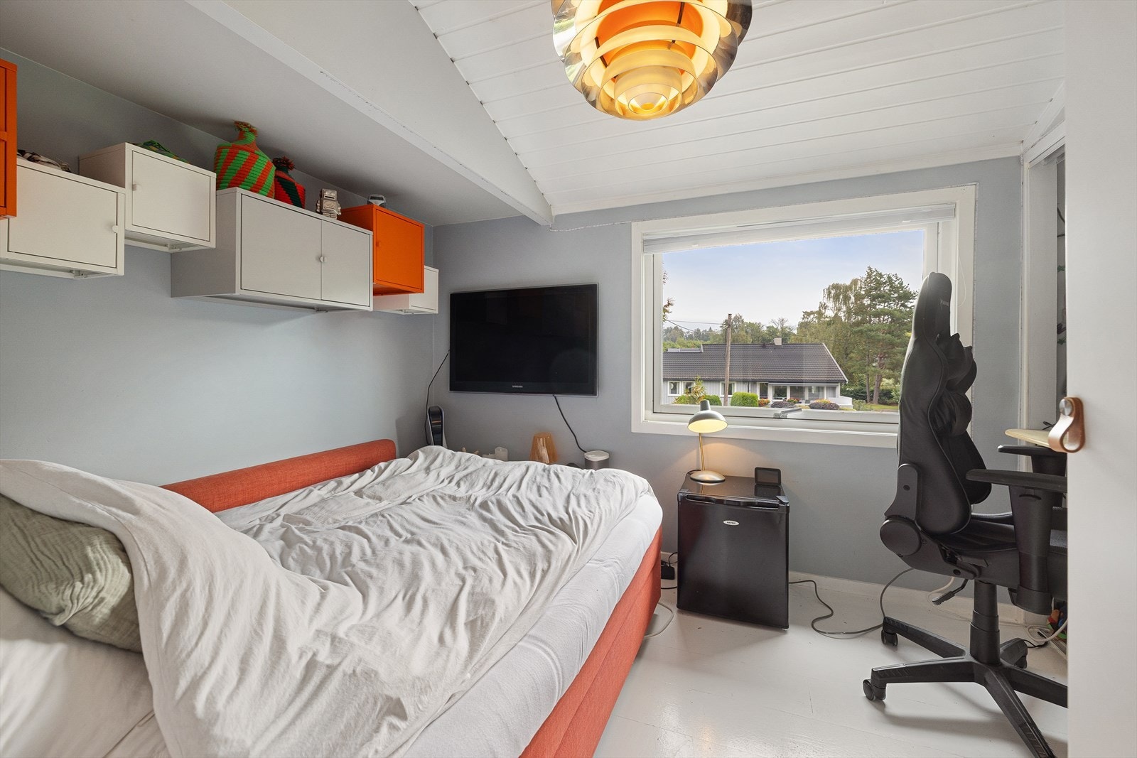 Det er god plass til seng, nattbord, skrivebord og garderobe på begge rommene Galleribilde