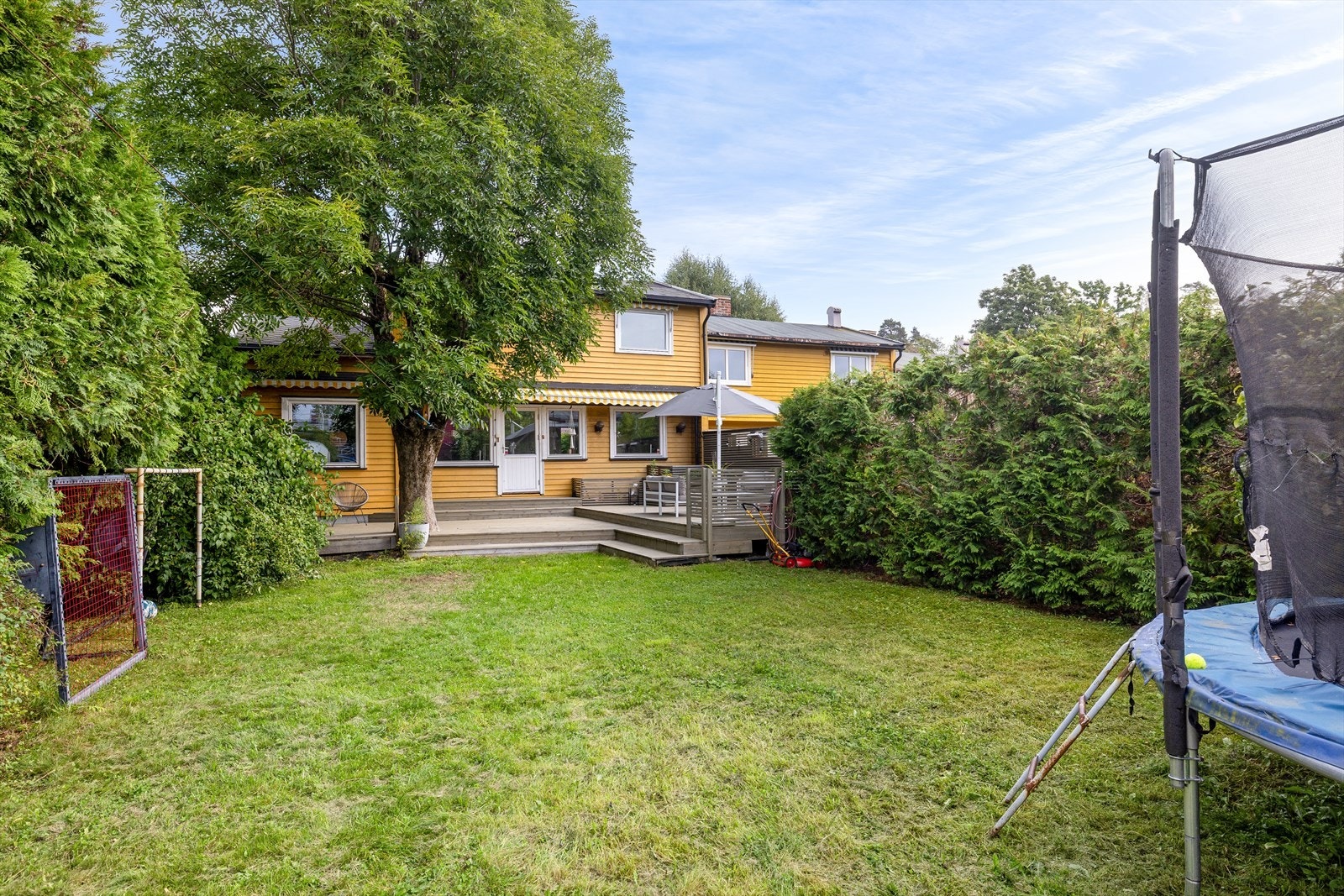 Perfekt for ballspill, lek og med god plass til trampoline Galleribilde