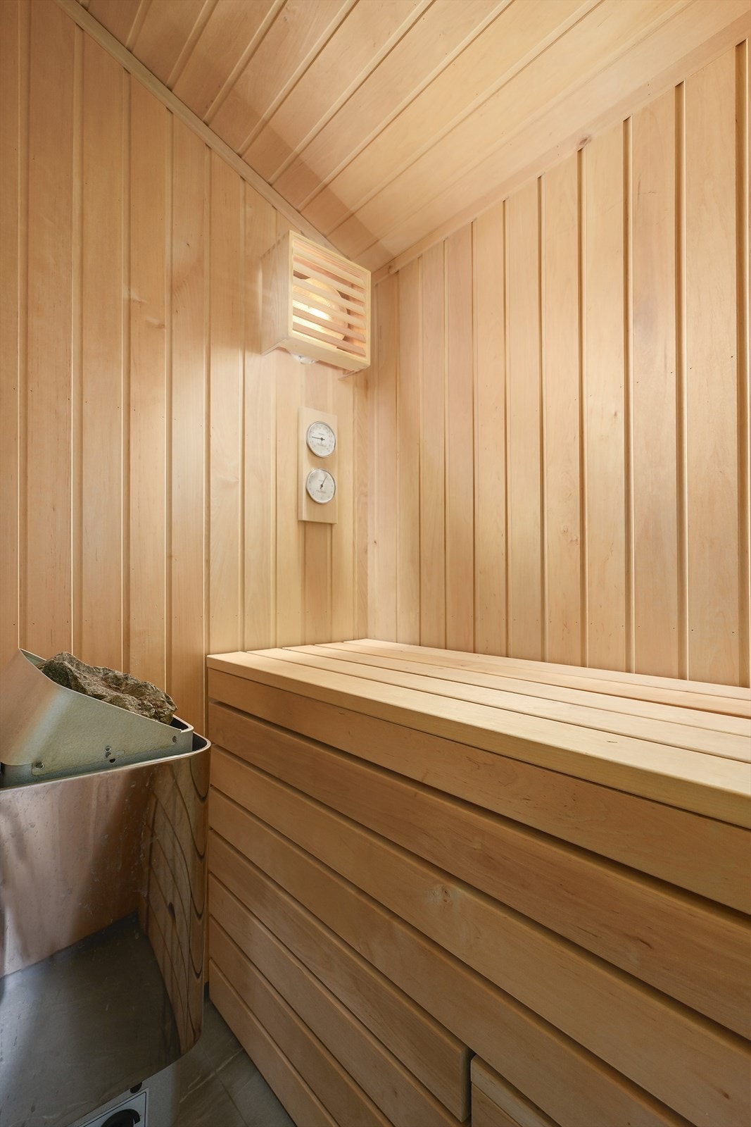 Fra badet er det direkte tilgang til badstuen - perfekt etter en kald dag på fjellet. Galleribilde